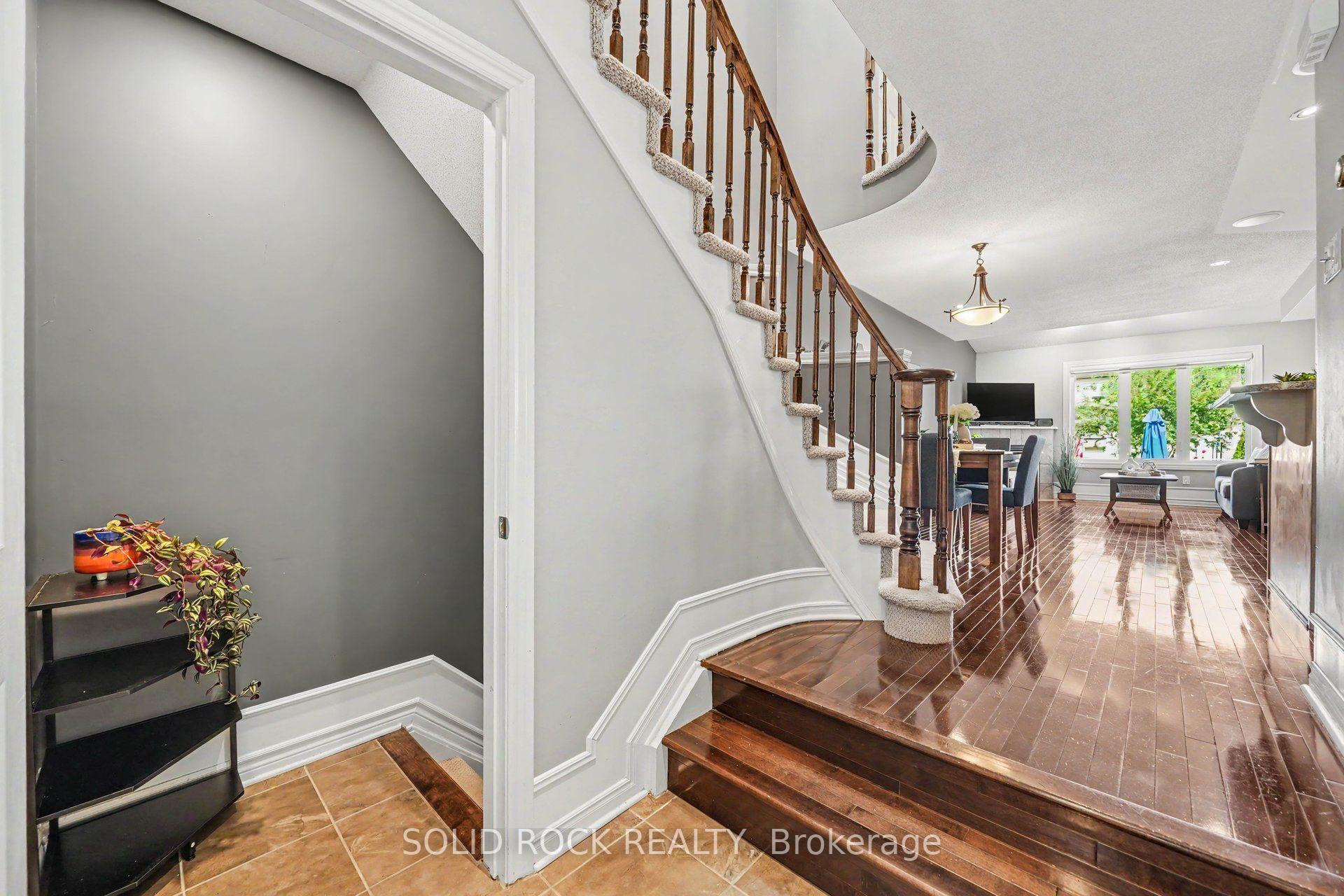 Photo 4 of 310 Grey Seal Circle, Ottawa, Riverside South/Gloucester Glen — HOMEH