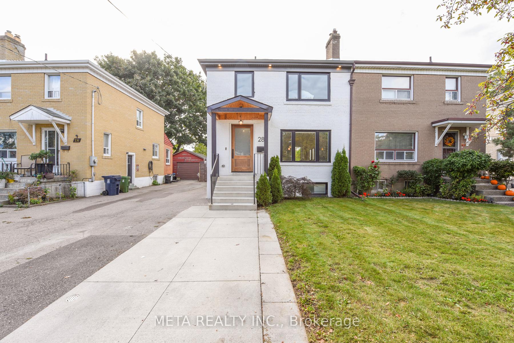 Photo 2 of 28 Connorvale Avenue, Etobicoke, Alderwood — HOMEH