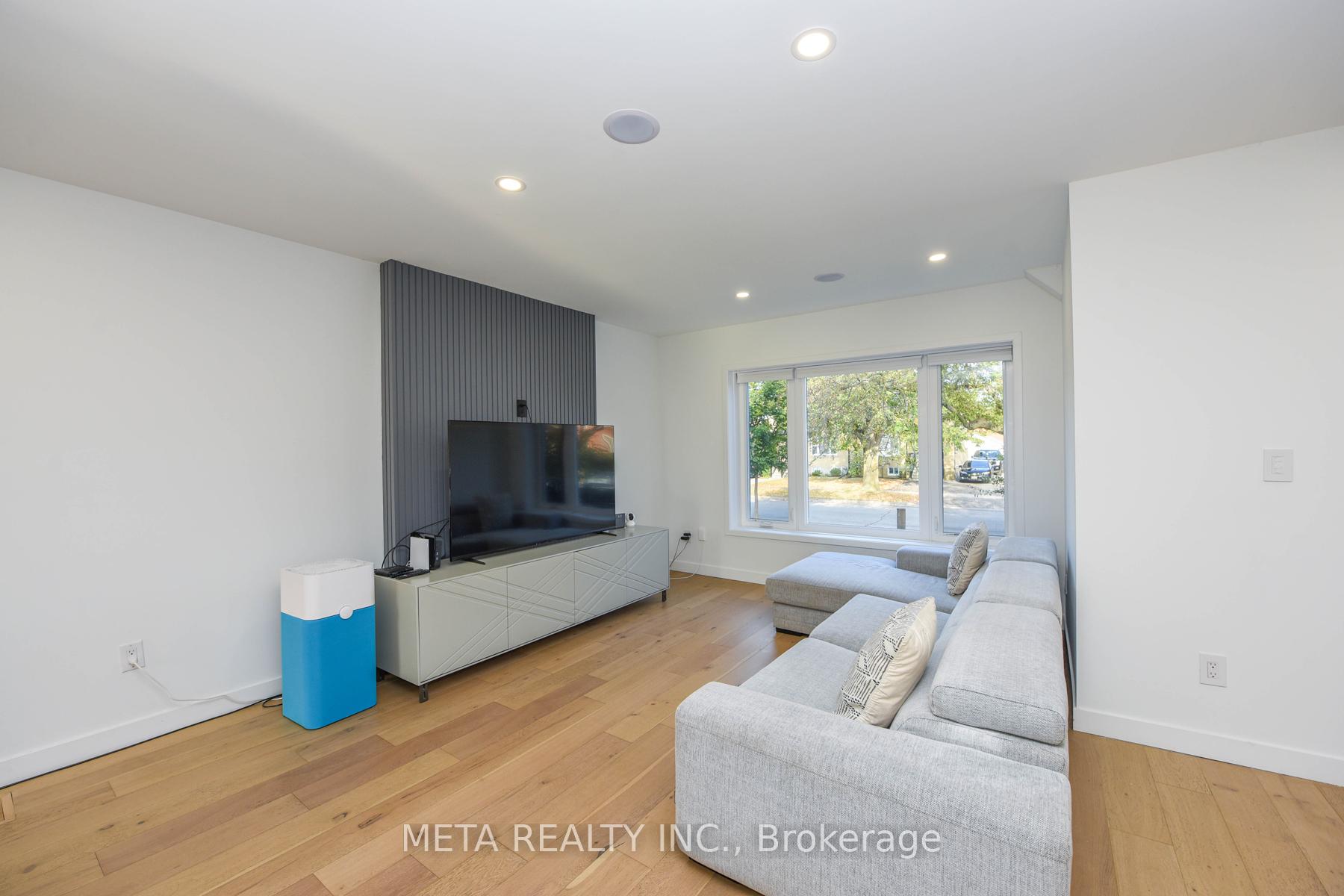 Photo 3 of 28 Connorvale Avenue, Etobicoke, Alderwood — HOMEH