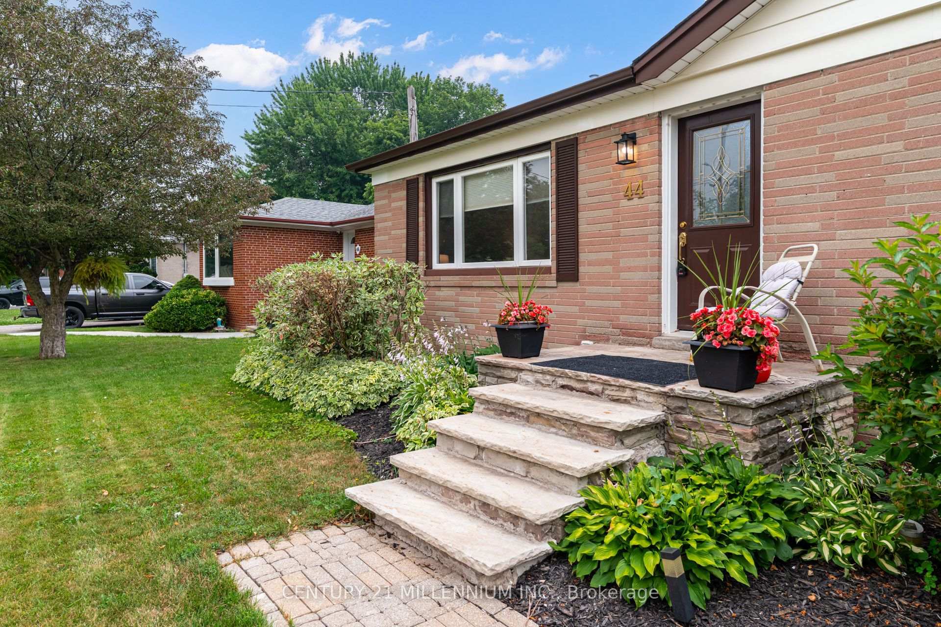 Photo 3 of 44 Byron Street, Halton Hills, Georgetown — HOMEH