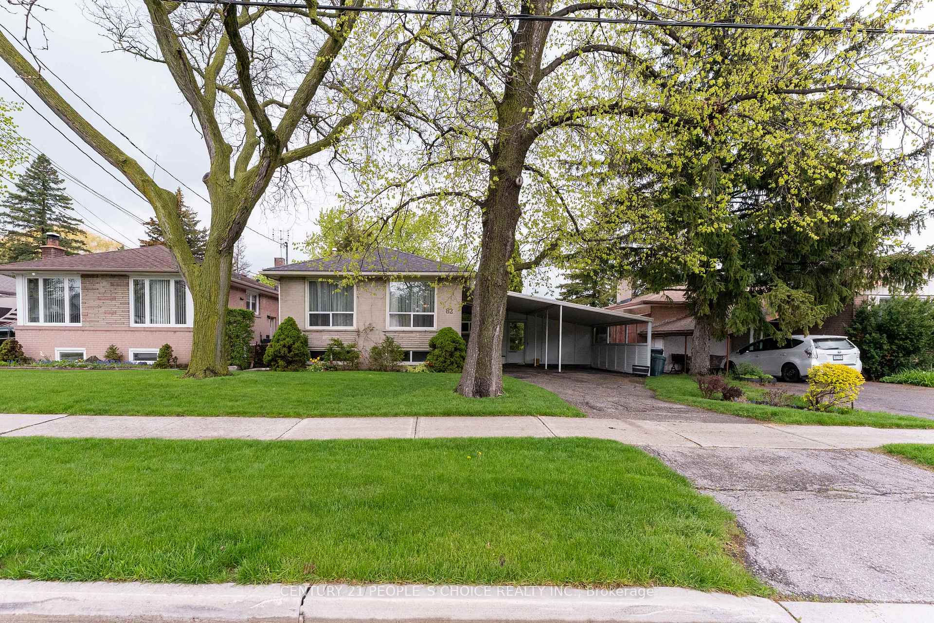 Photo 3 of 82 Hadrian Drive, Etobicoke, Elms-Old Rexdale — HOMEH