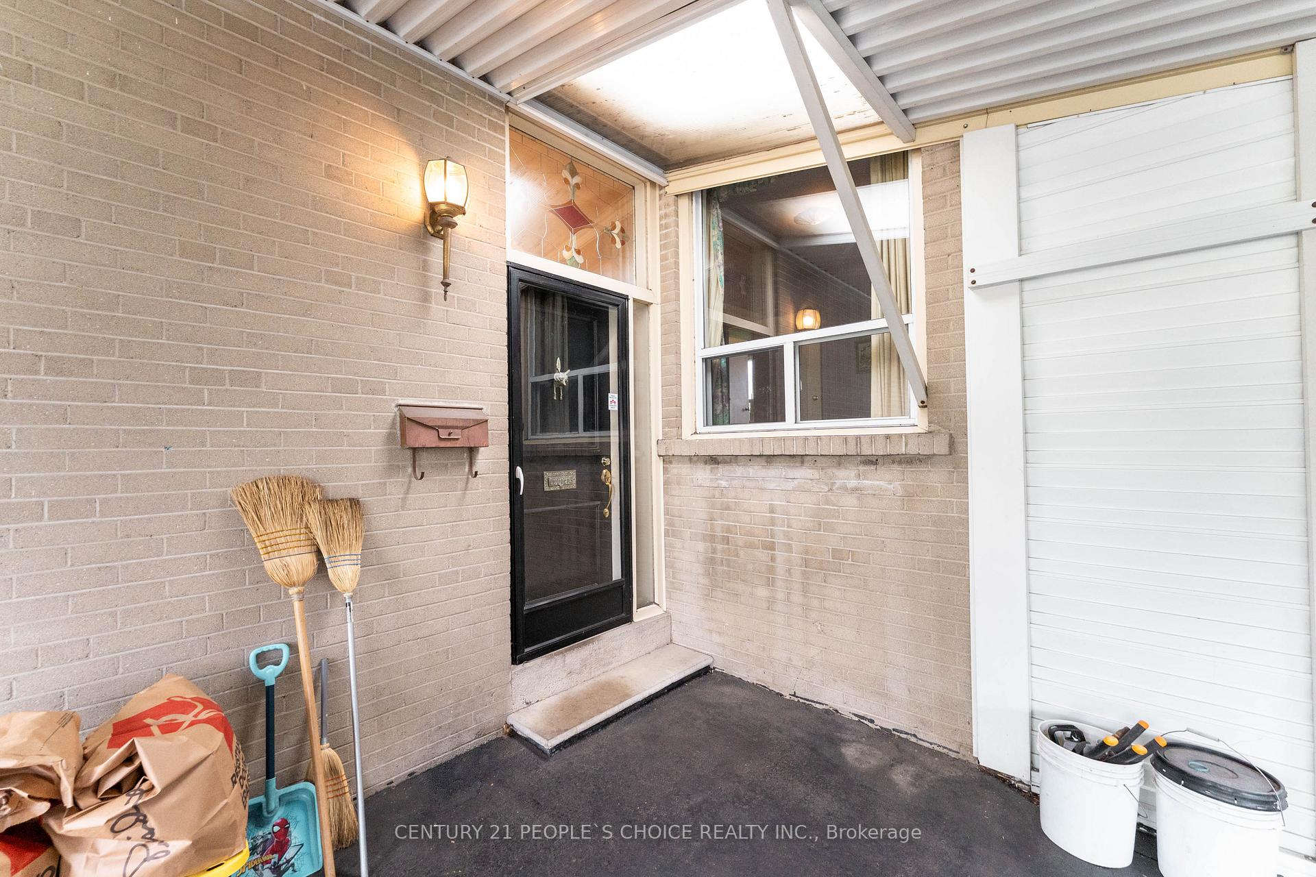 Photo 6 of 82 Hadrian Drive, Etobicoke, Elms-Old Rexdale — HOMEH
