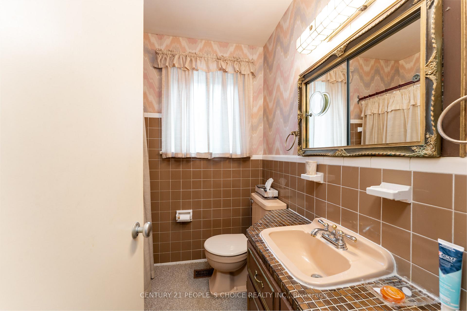 Photo 16 of 82 Hadrian Drive, Etobicoke, Elms-Old Rexdale — HOMEH