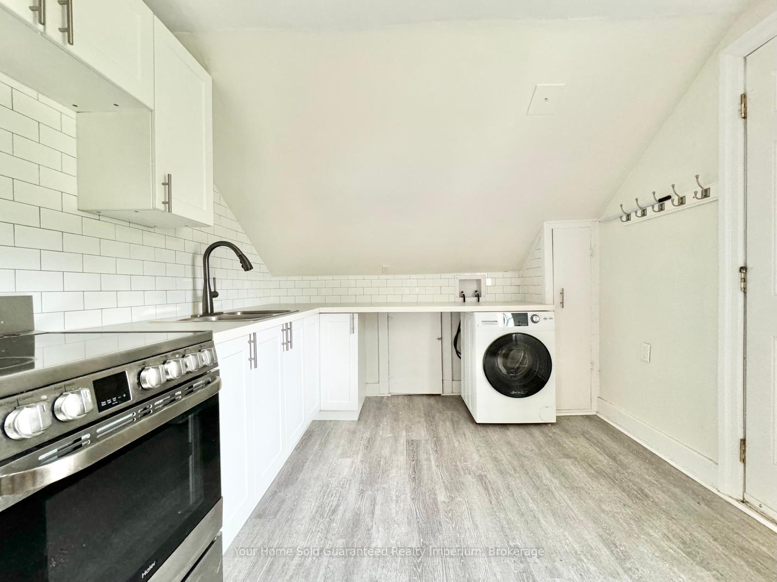 Photo 2 of Unit Upper, 232 Grantham Avenue, St. Catharines, Carlton/Bunting — HOMEH