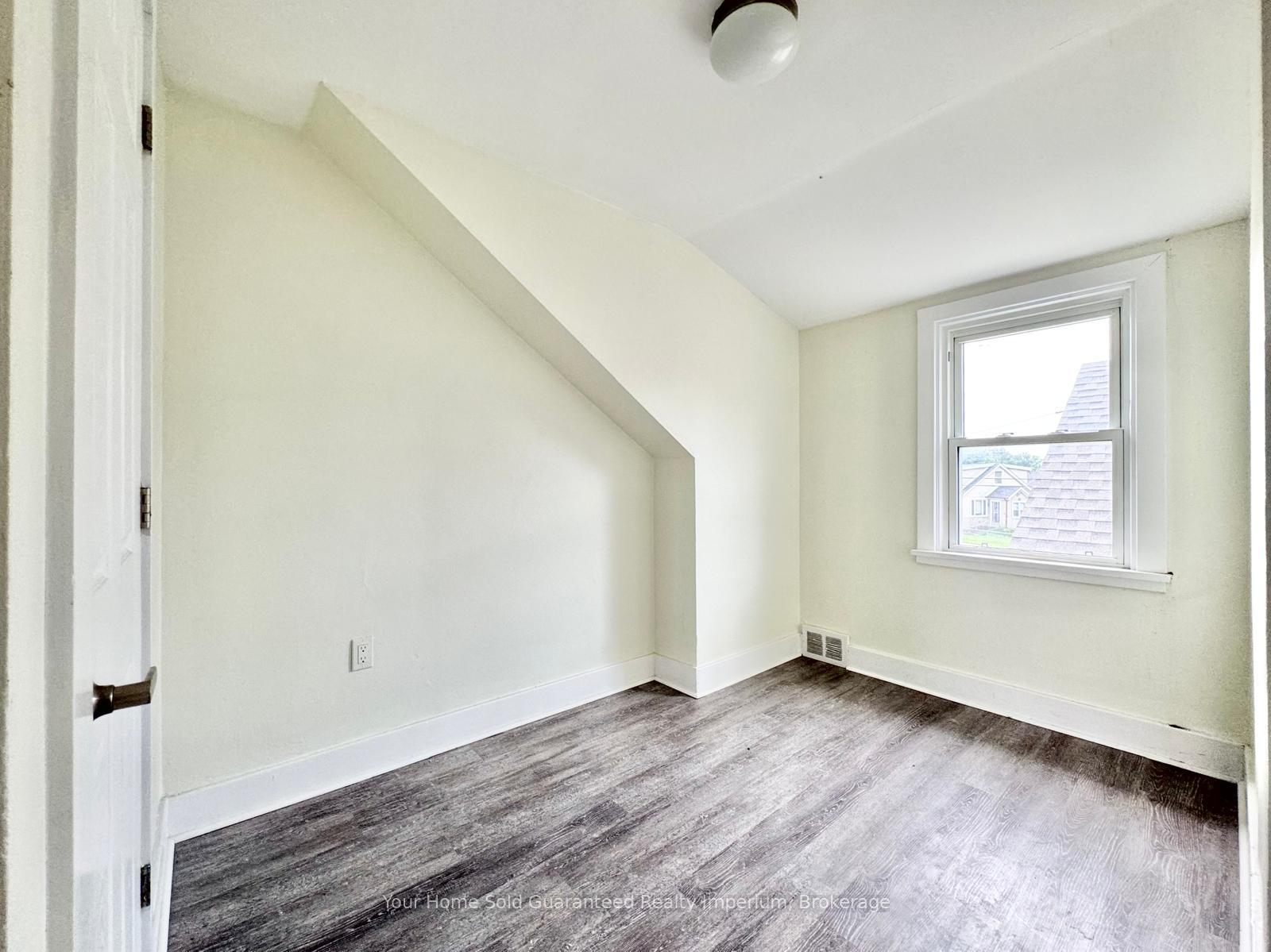 Photo 6 of Unit Upper, 232 Grantham Avenue, St. Catharines, Carlton/Bunting — HOMEH