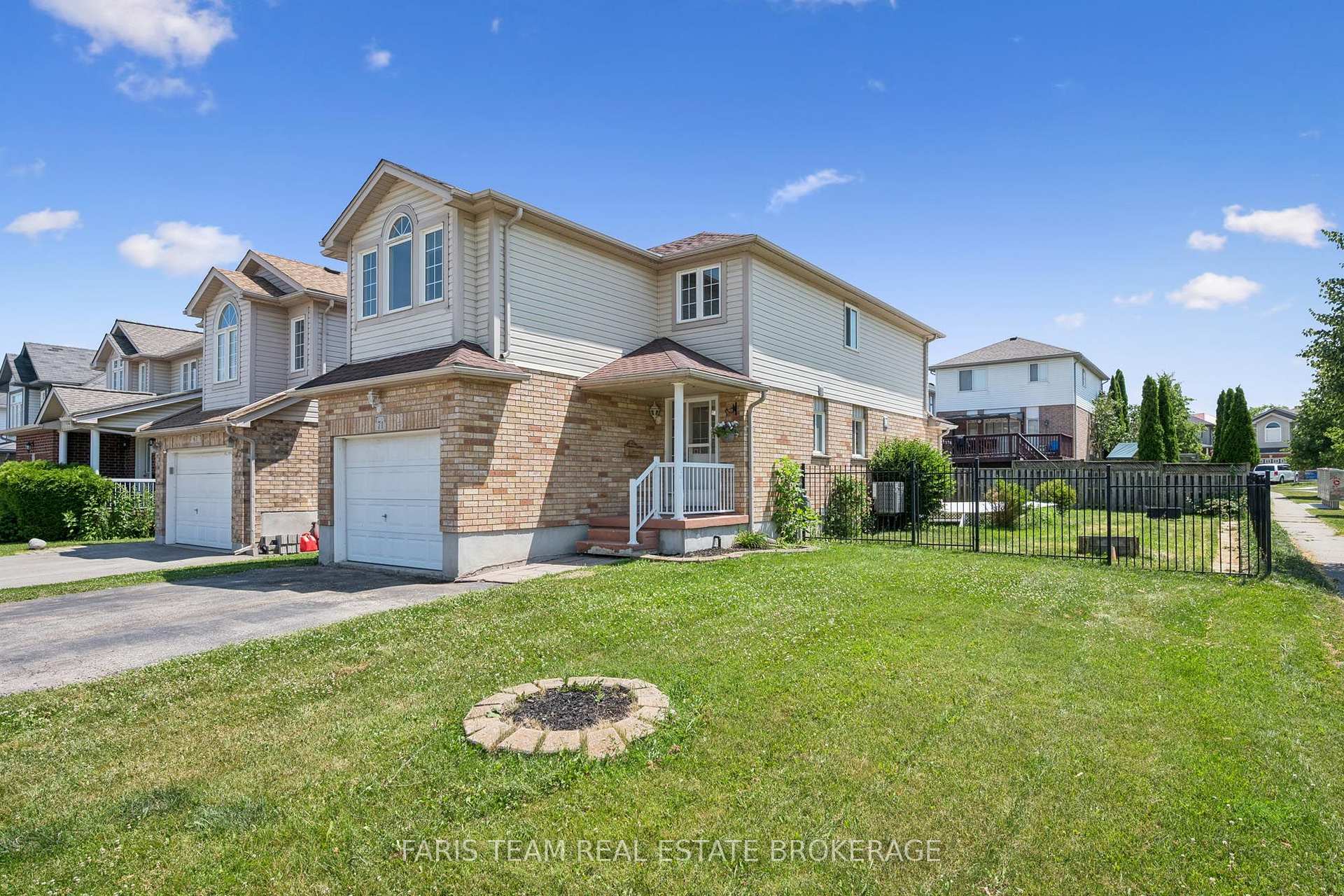 Photo 3 of 71 Peach Blossom Crescent, Kitchener, Larentian West — HOMEH