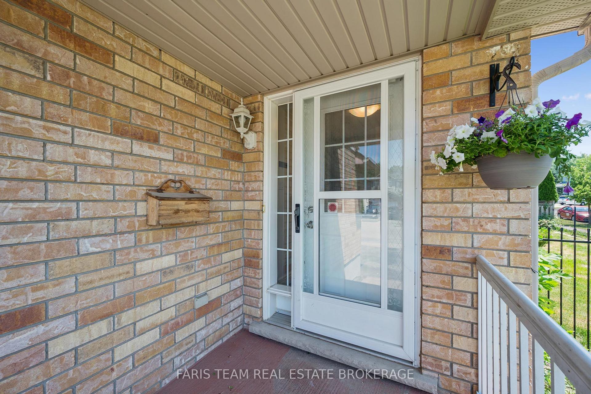 Photo 6 of 71 Peach Blossom Crescent, Kitchener, Larentian West — HOMEH