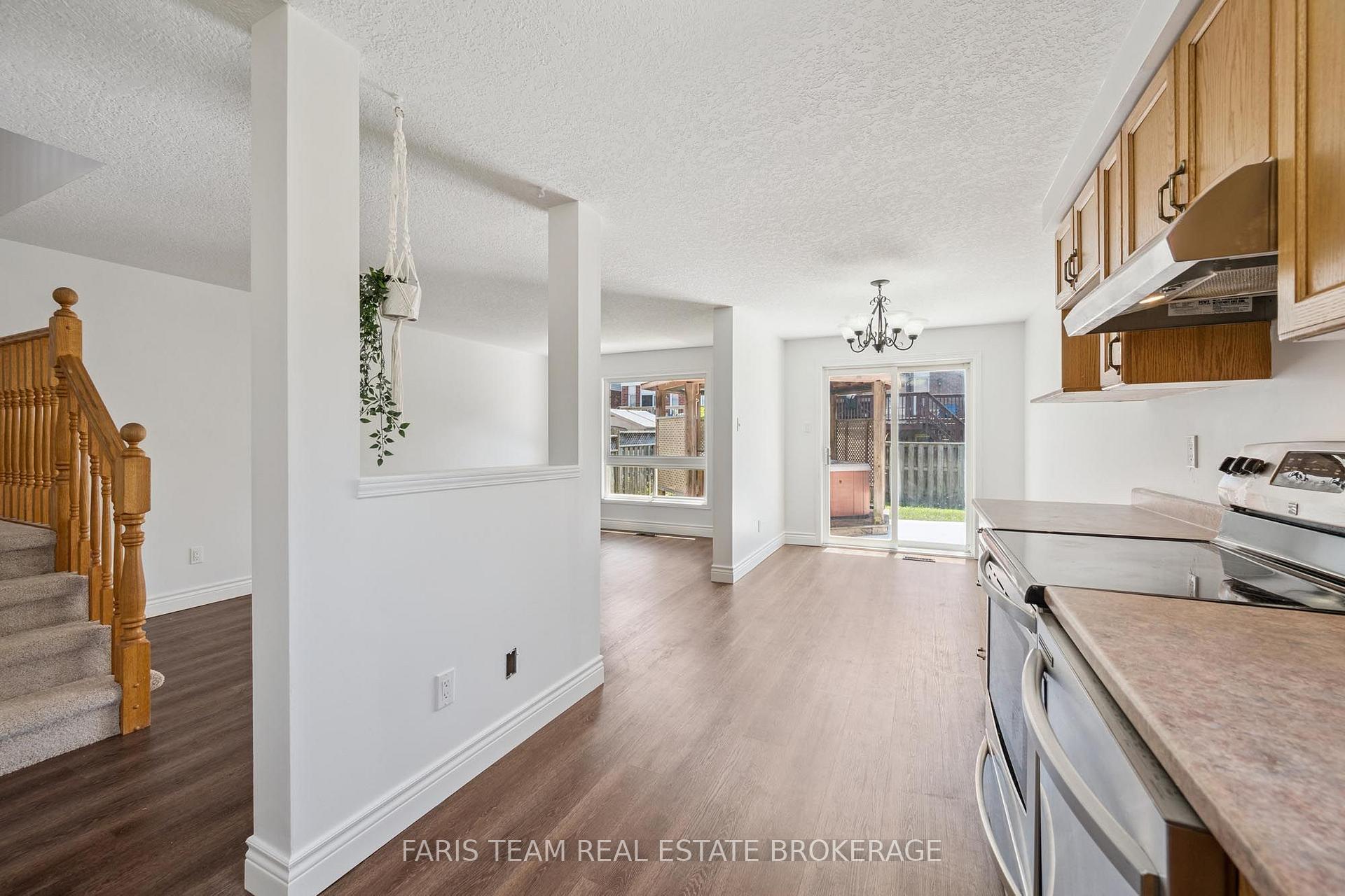 Photo 9 of 71 Peach Blossom Crescent, Kitchener, Larentian West — HOMEH