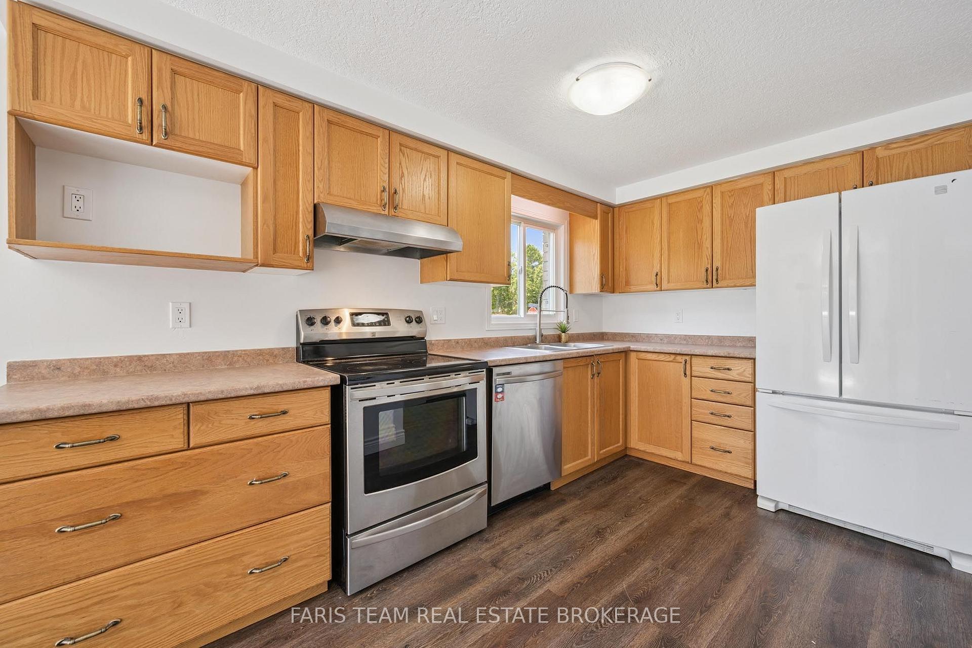 Photo 10 of 71 Peach Blossom Crescent, Kitchener, Larentian West — HOMEH
