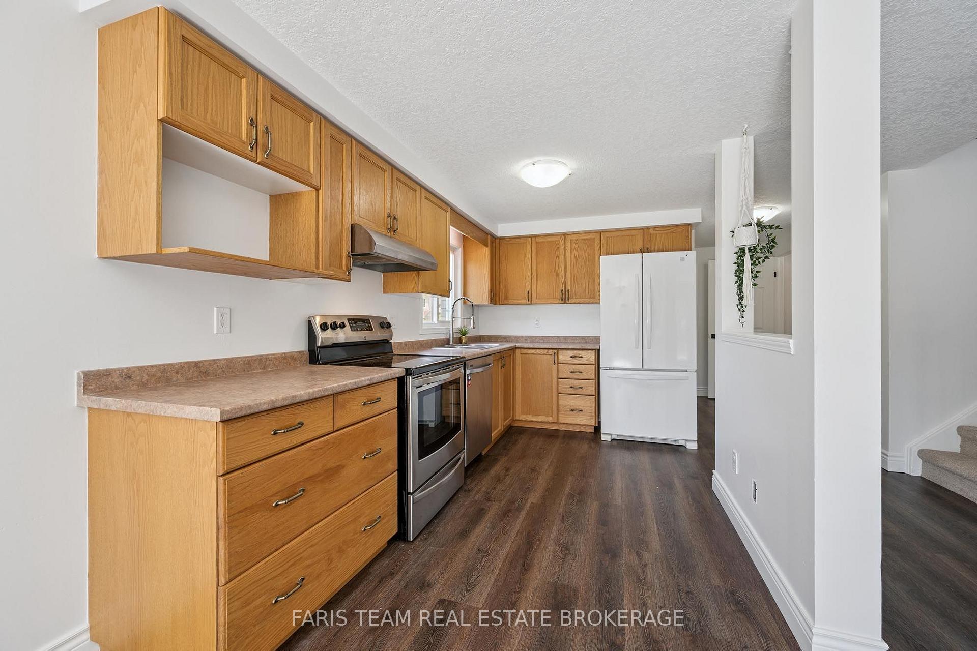 Photo 11 of 71 Peach Blossom Crescent, Kitchener, Larentian West — HOMEH