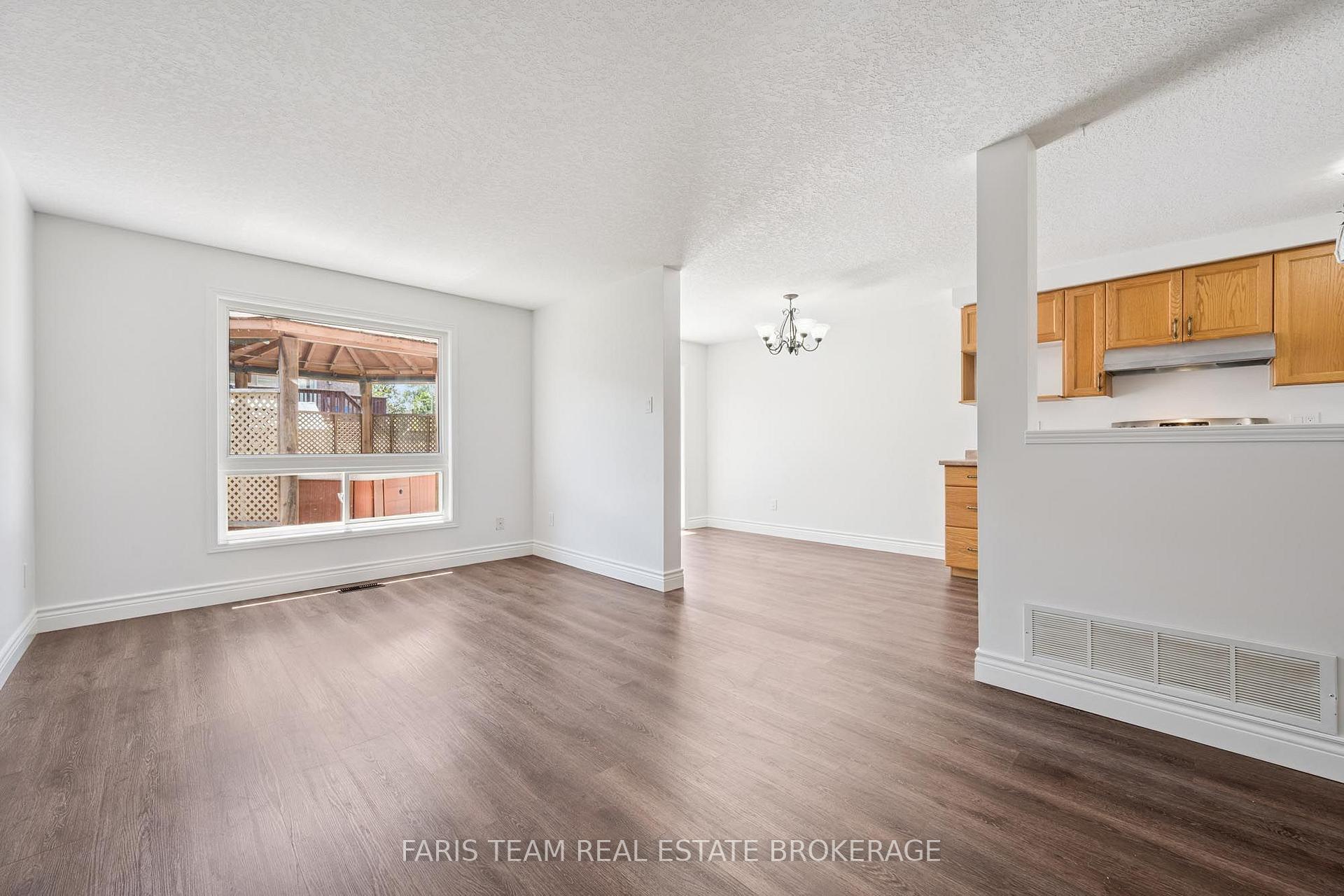 Photo 15 of 71 Peach Blossom Crescent, Kitchener, Larentian West — HOMEH