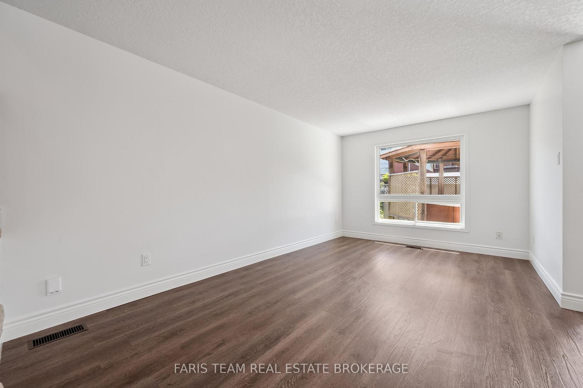 Photo 16 of 71 Peach Blossom Crescent, Kitchener, Larentian West — HOMEH