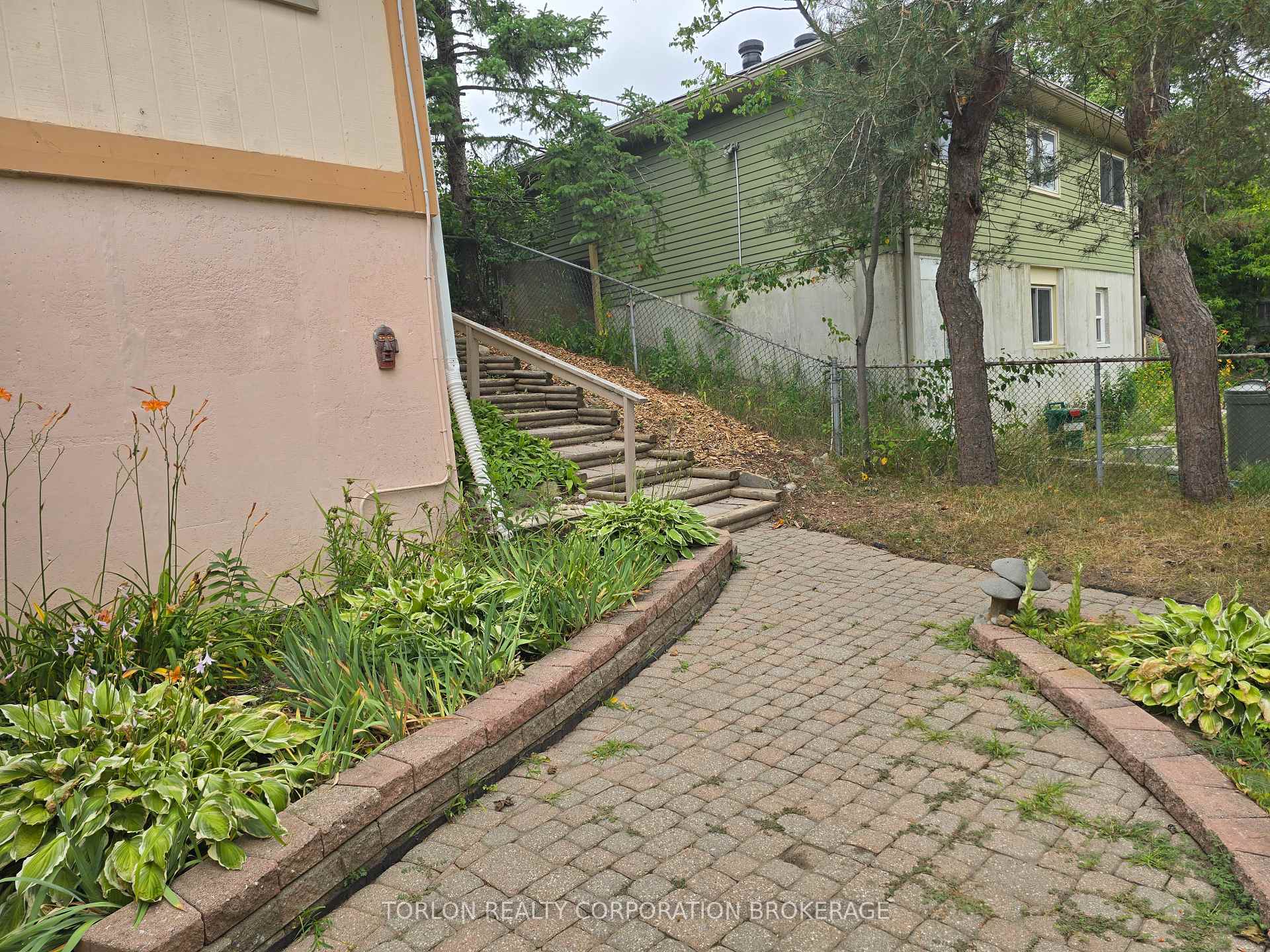 Photo 5 of Unit Basement, 33 Browning Trail, Barrie, Letitia Heights — HOMEH