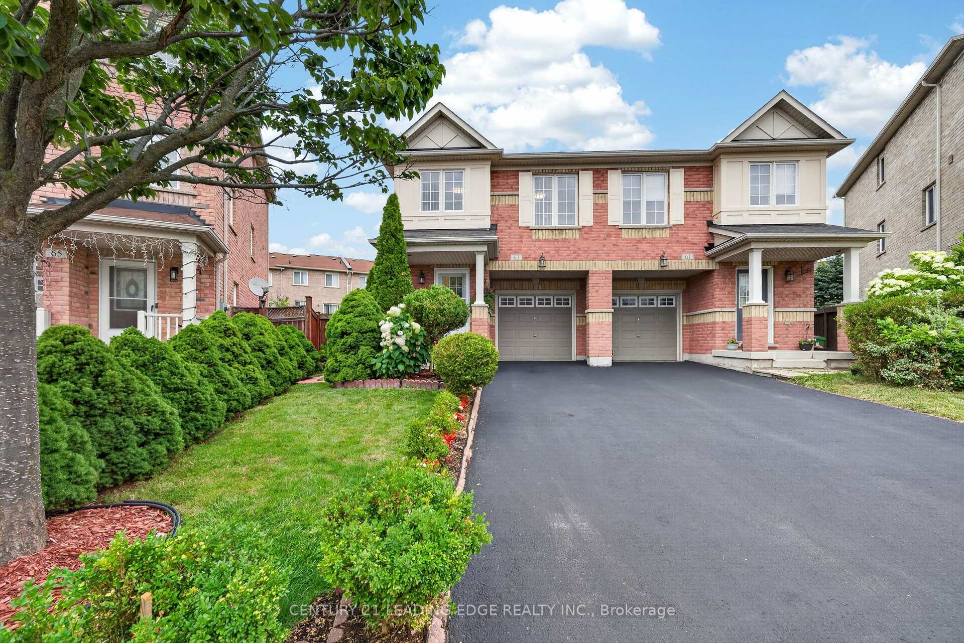 Photo 2 of 63 Wilkes Crescent, Scarborough, Clairlea-Birchmount — HOMEH