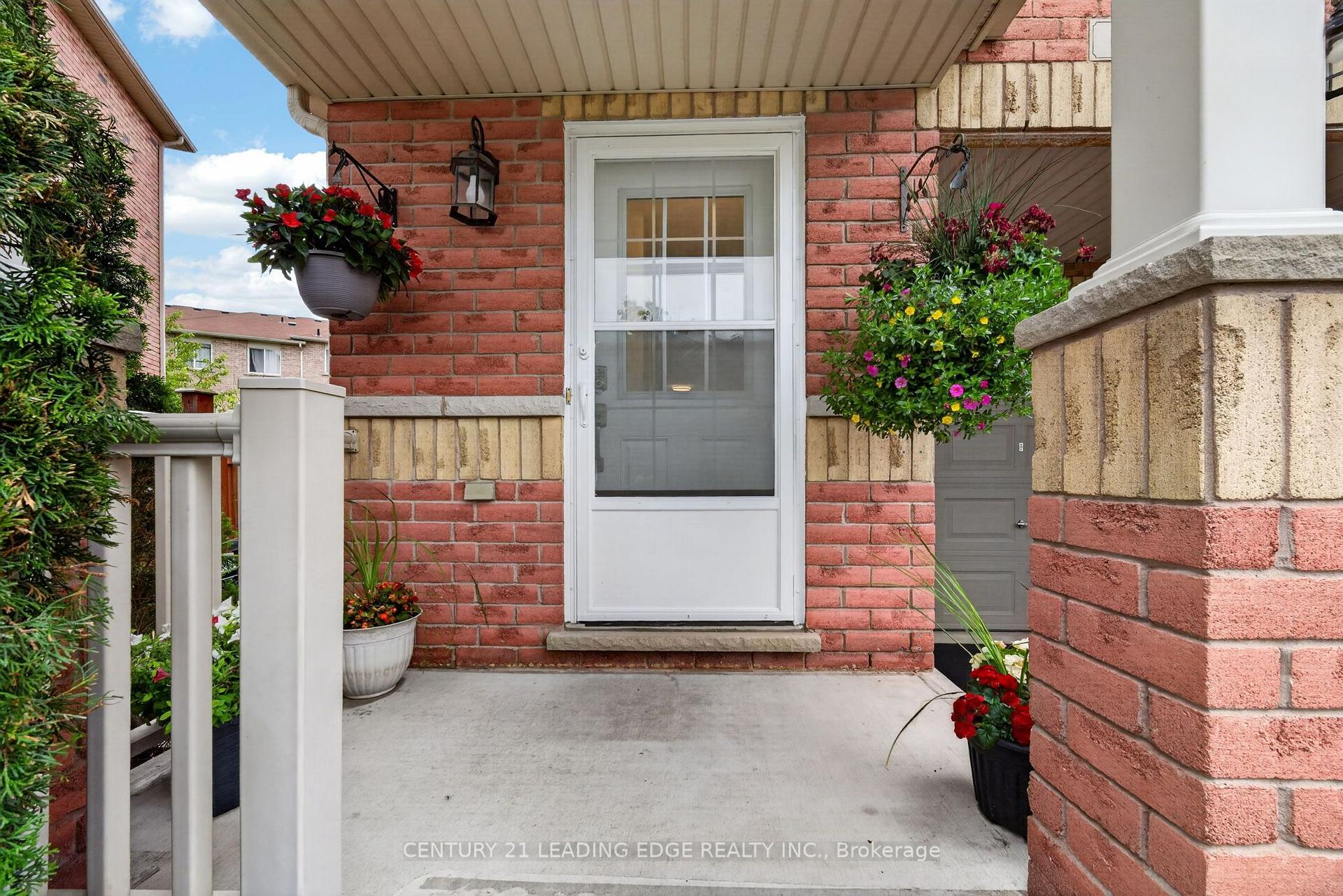 Photo 4 of 63 Wilkes Crescent, Scarborough, Clairlea-Birchmount — HOMEH