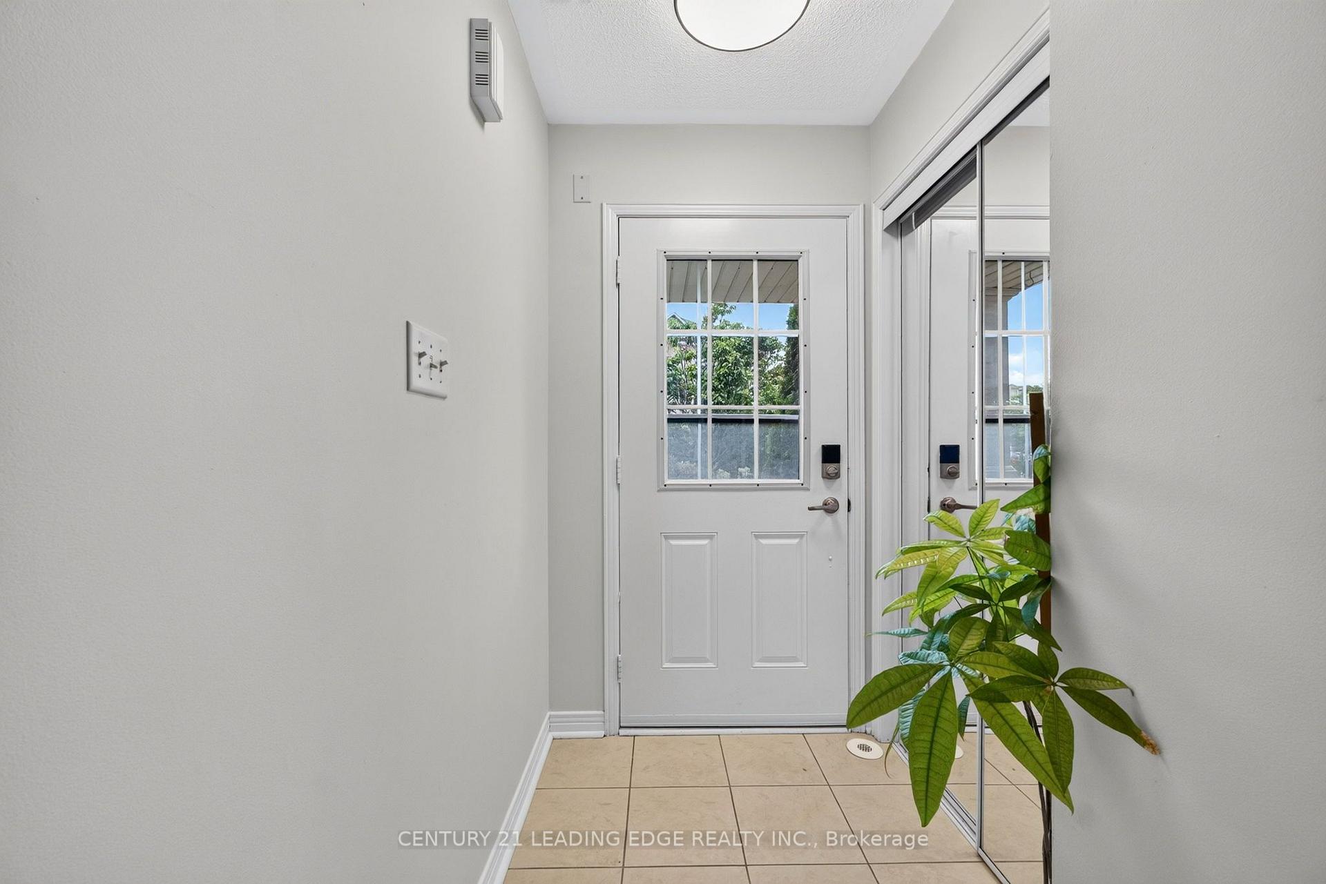Photo 6 of 63 Wilkes Crescent, Scarborough, Clairlea-Birchmount — HOMEH
