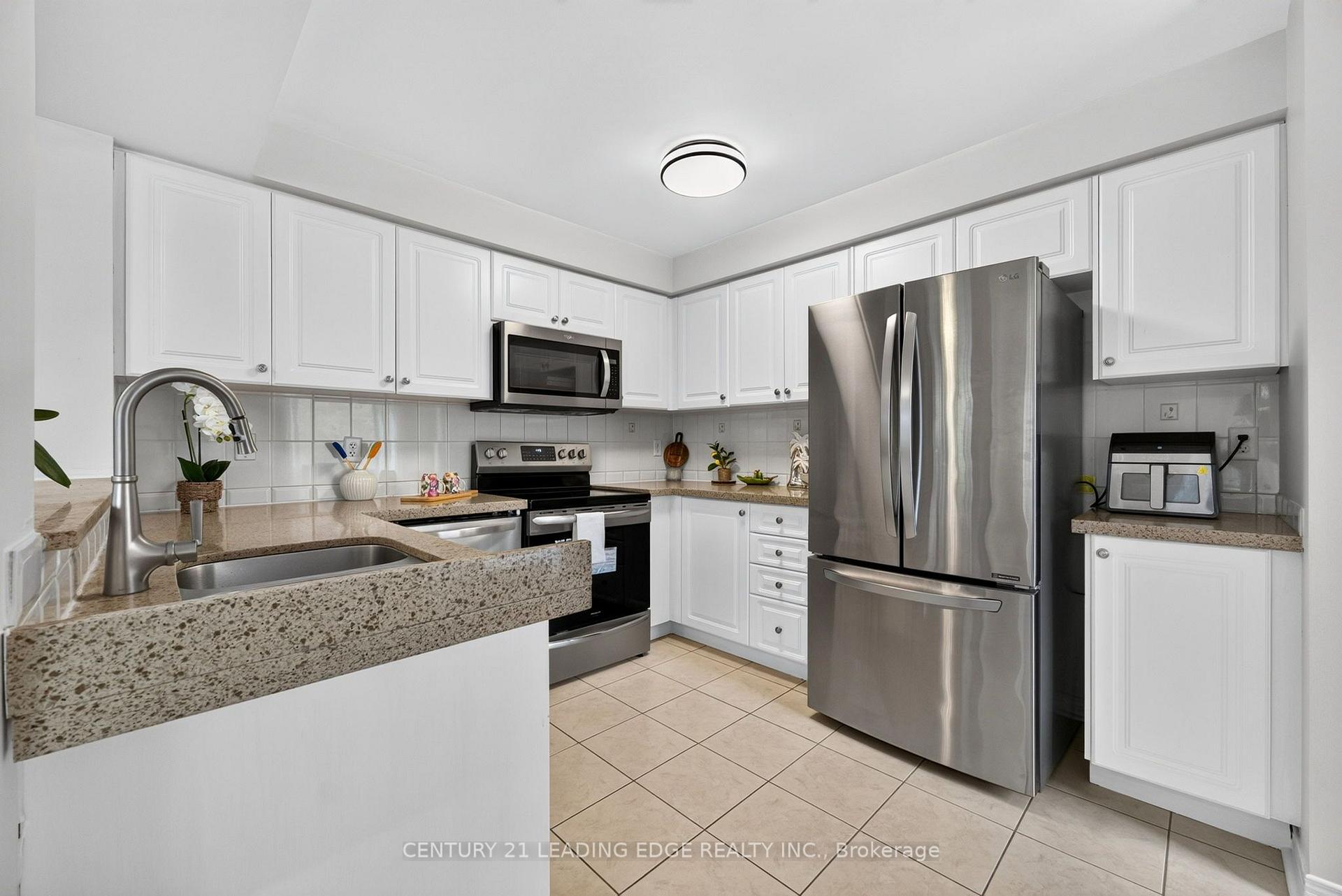 Photo 17 of 63 Wilkes Crescent, Scarborough, Clairlea-Birchmount — HOMEH