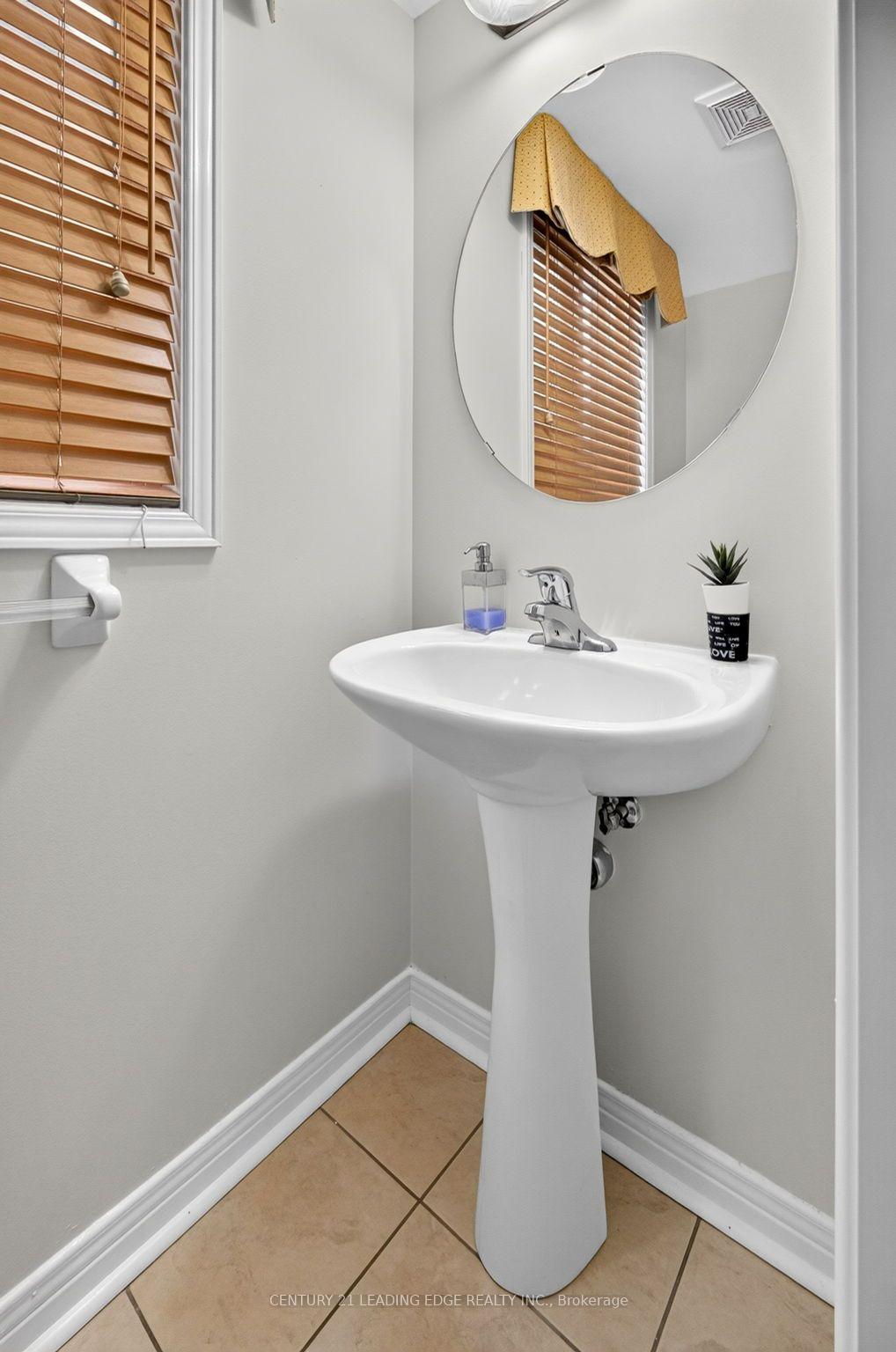 Photo 19 of 63 Wilkes Crescent, Scarborough, Clairlea-Birchmount — HOMEH