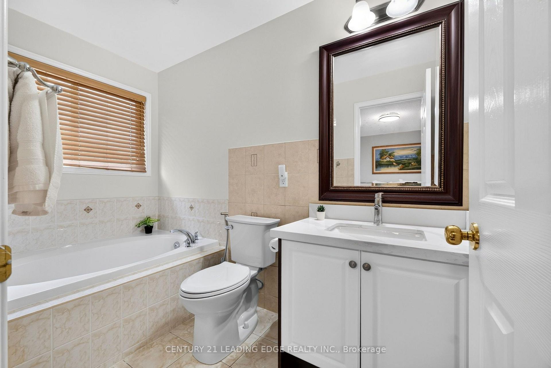 Photo 25 of 63 Wilkes Crescent, Scarborough, Clairlea-Birchmount — HOMEH