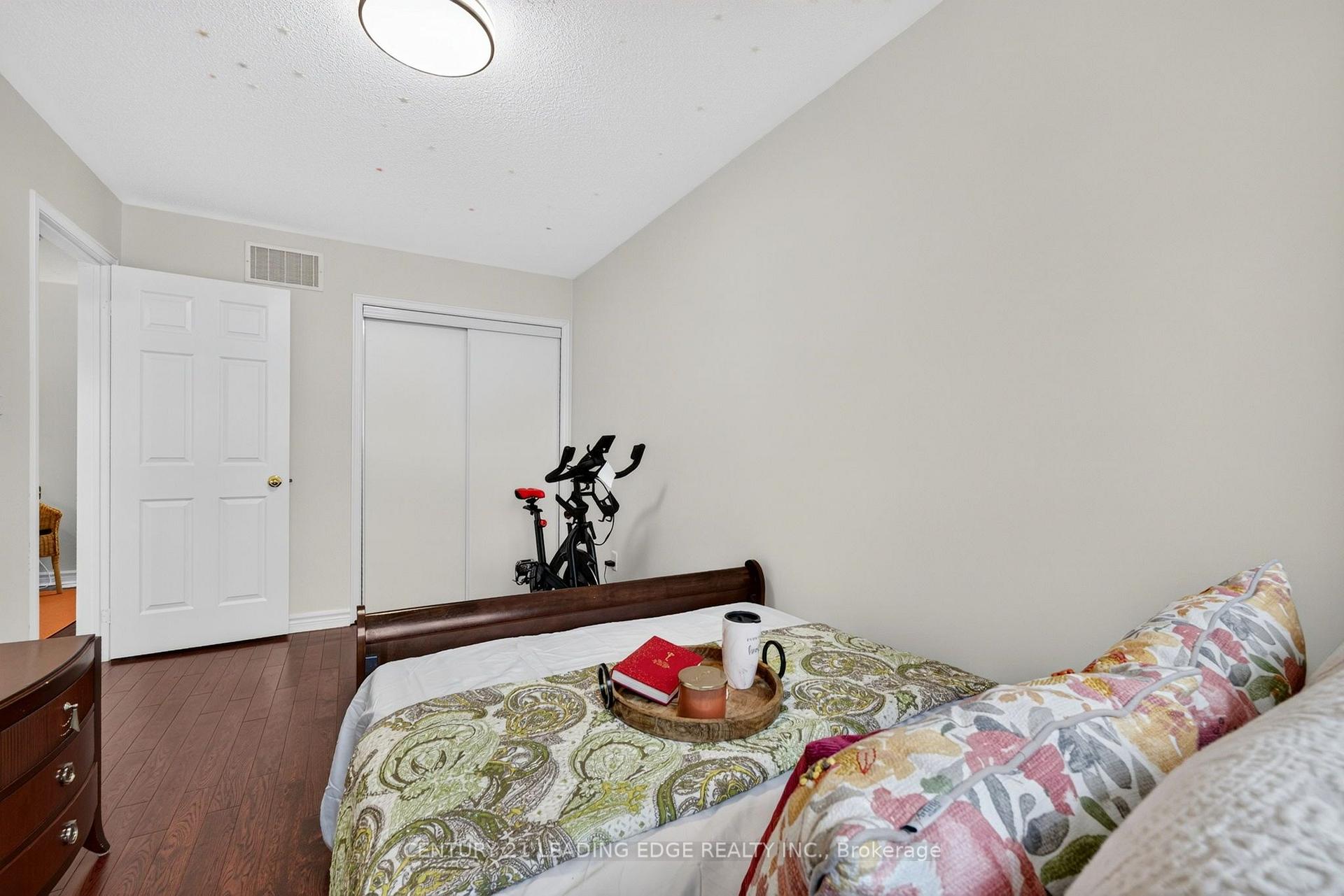 Photo 32 of 63 Wilkes Crescent, Scarborough, Clairlea-Birchmount — HOMEH