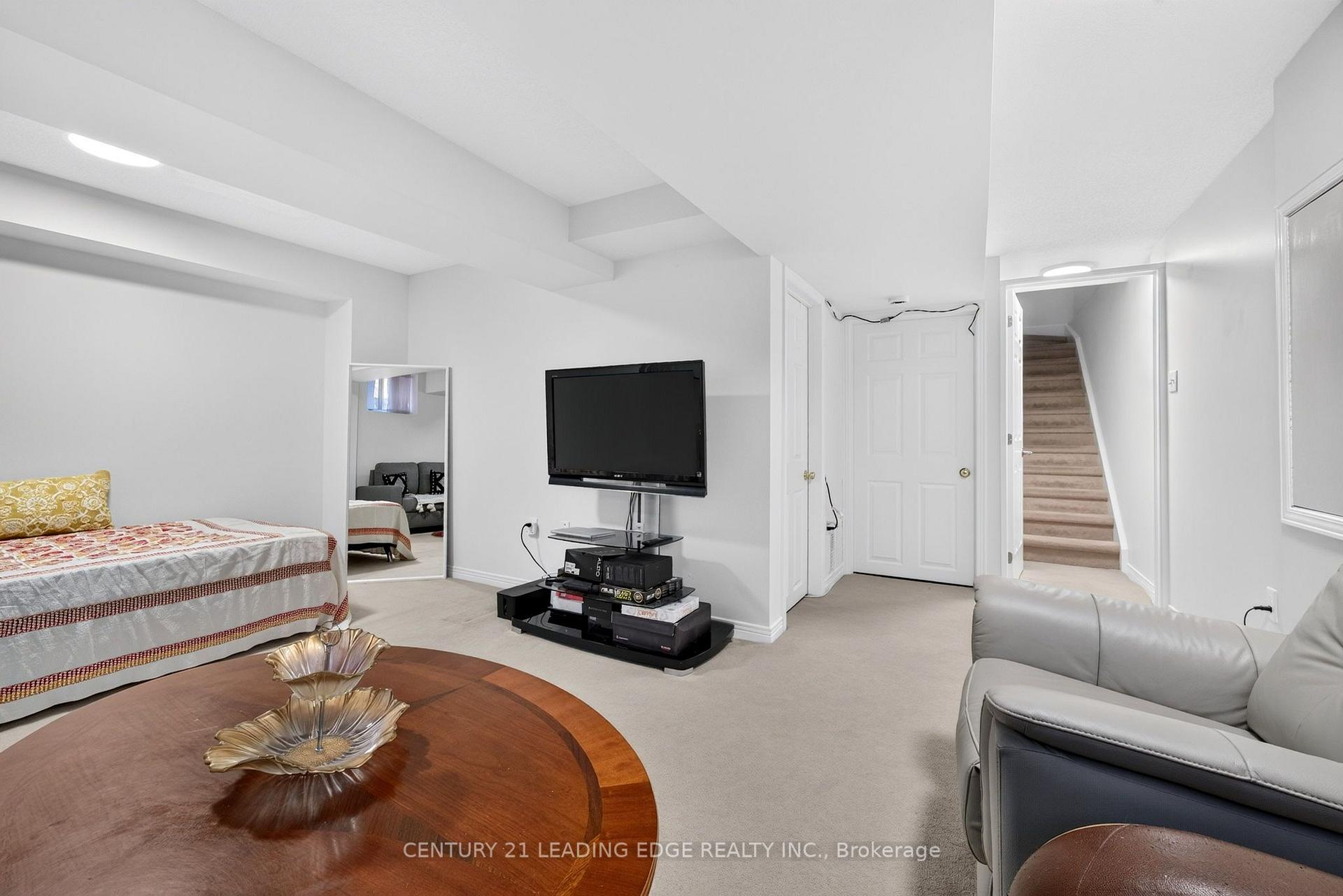 Photo 36 of 63 Wilkes Crescent, Scarborough, Clairlea-Birchmount — HOMEH