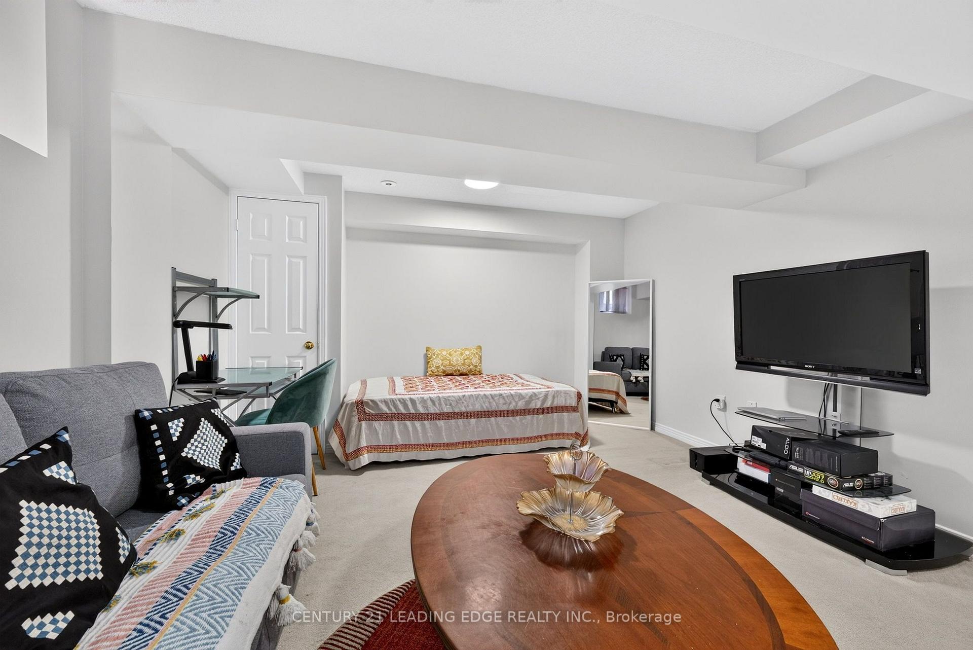 Photo 39 of 63 Wilkes Crescent, Scarborough, Clairlea-Birchmount — HOMEH