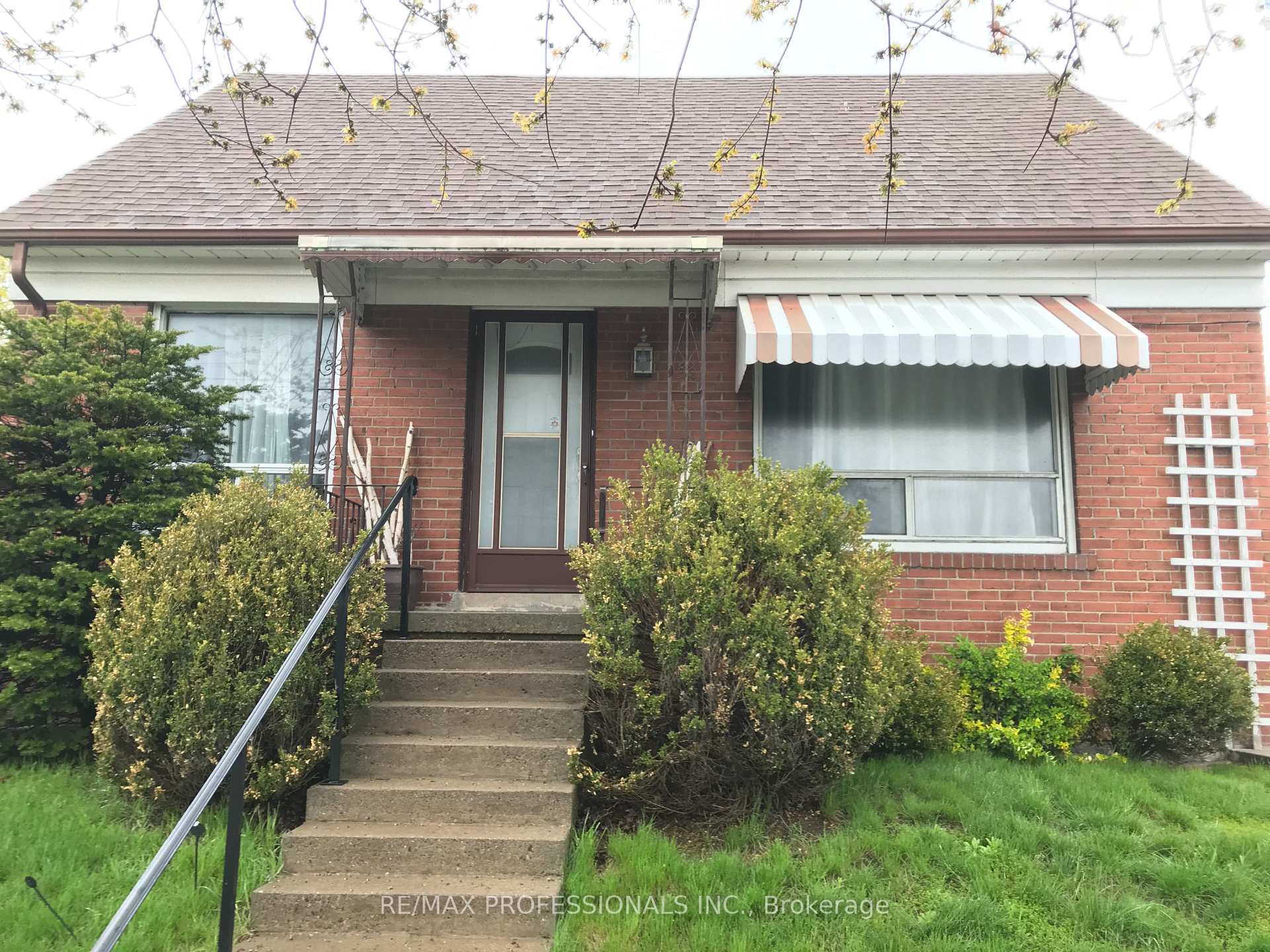 Photo 2 of Unit Main, 145 Yorkview Drive, Etobicoke, Stonegate-Queensway — HOMEH