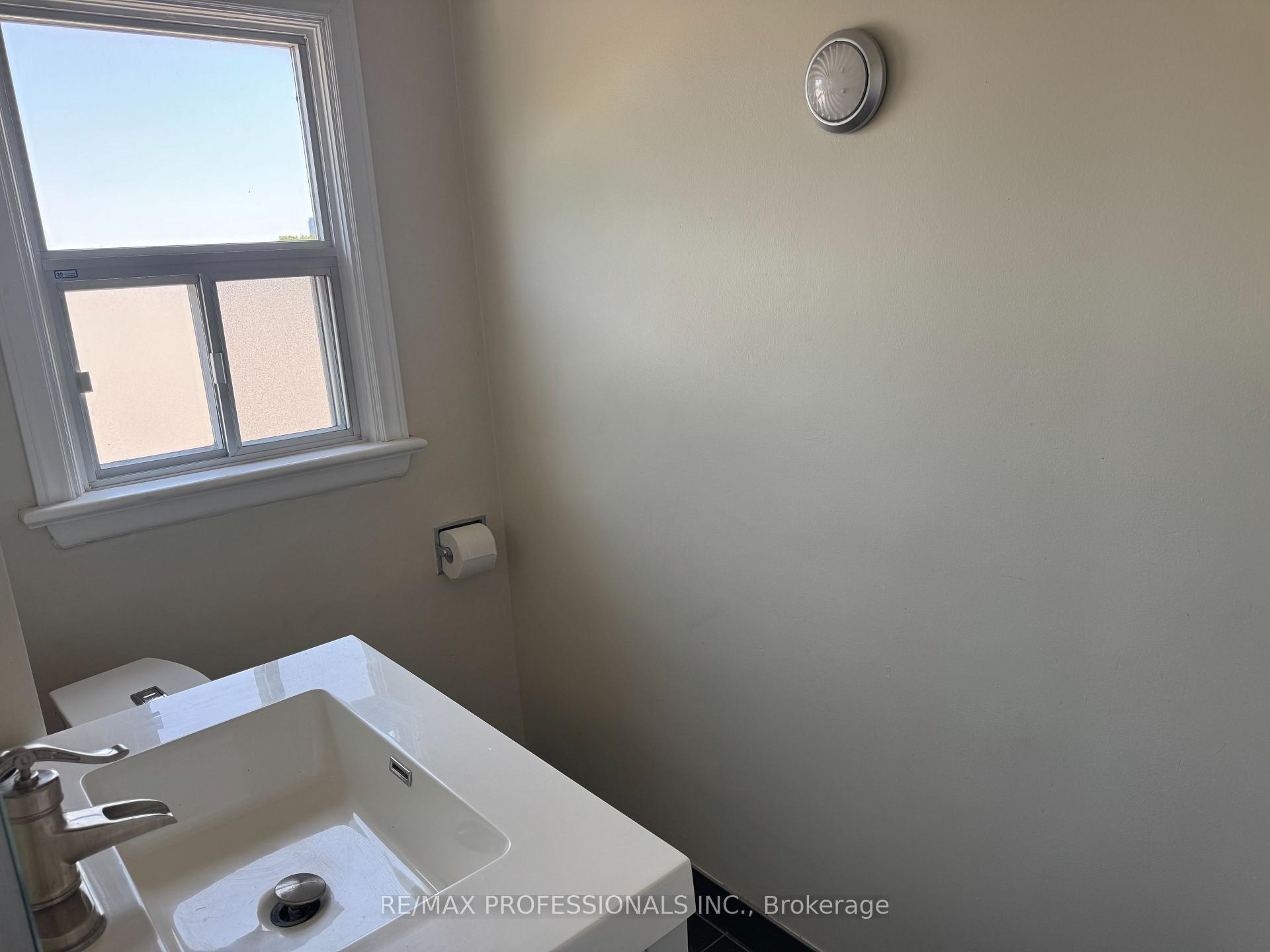 Photo 23 of Unit Main, 145 Yorkview Drive, Etobicoke, Stonegate-Queensway — HOMEH
