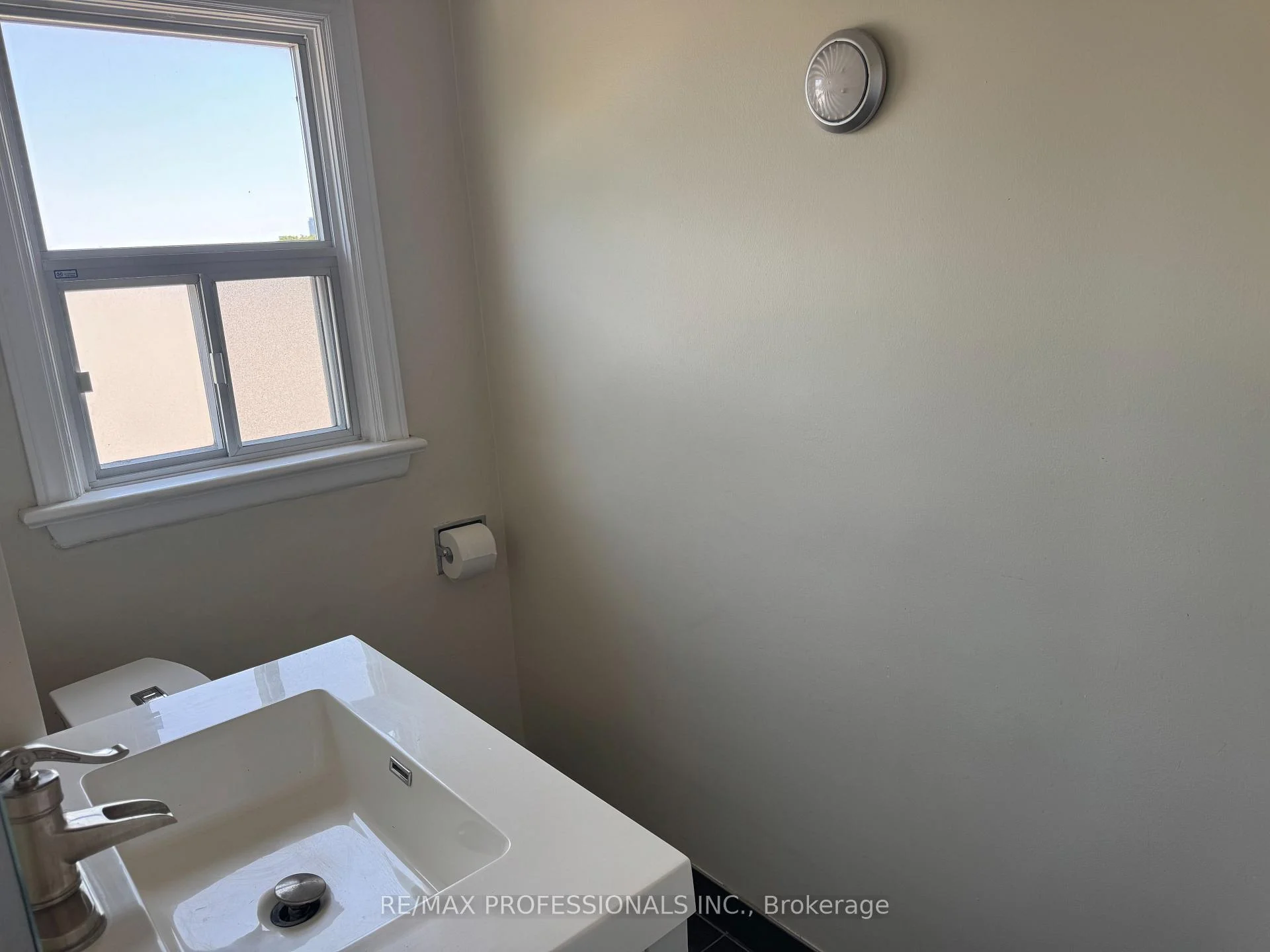 Photo 5 of Unit Main, 145 Yorkview Drive, Etobicoke, Stonegate-Queensway — HOMEH