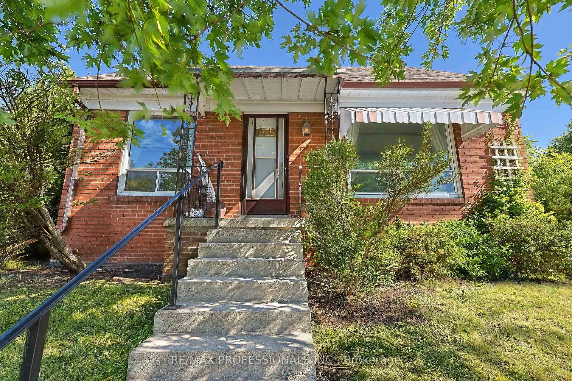 Photo 7 of Unit Main, 145 Yorkview Drive, Etobicoke, Stonegate-Queensway — HOMEH