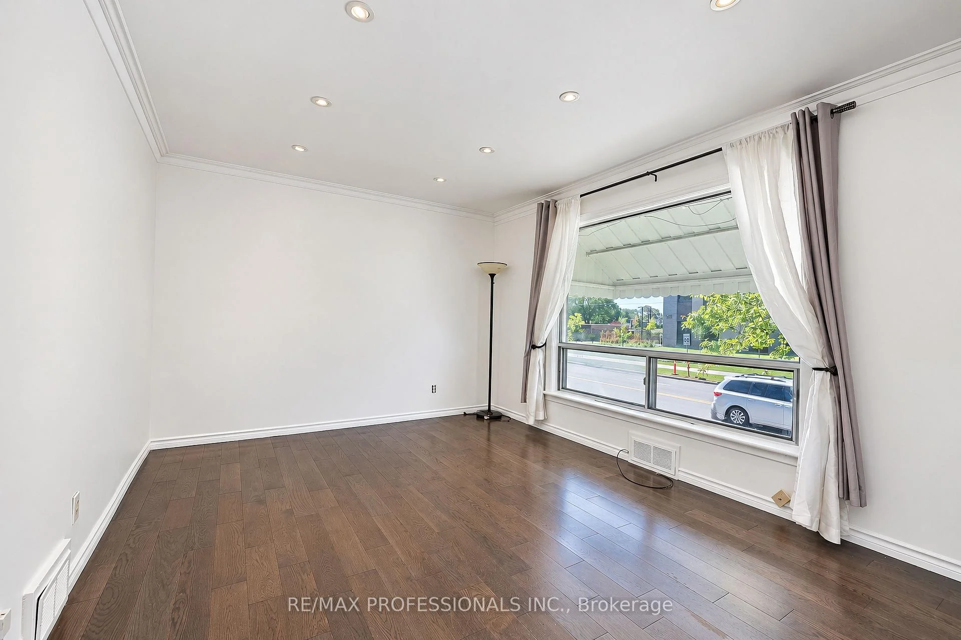 Photo 16 of Unit Main, 145 Yorkview Drive, Etobicoke, Stonegate-Queensway — HOMEH