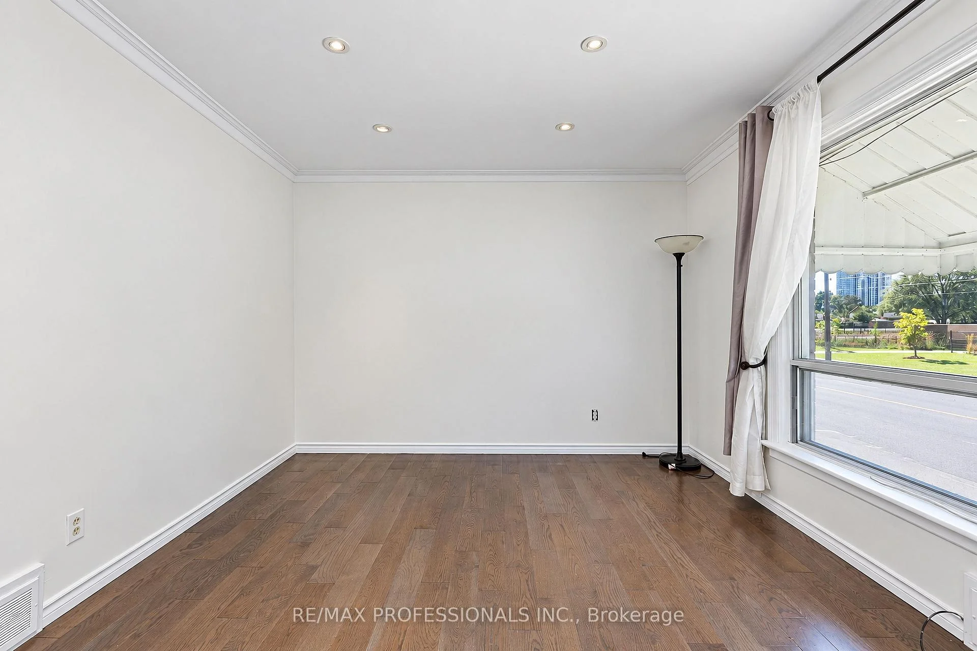 Photo 18 of Unit Main, 145 Yorkview Drive, Etobicoke, Stonegate-Queensway — HOMEH