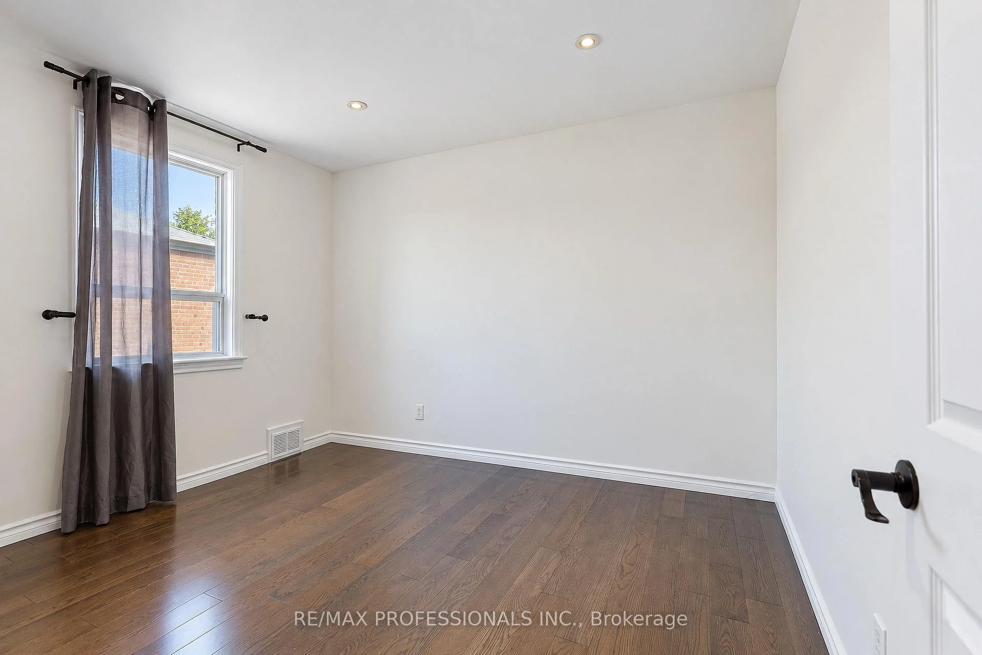 Photo 34 of Unit Main, 145 Yorkview Drive, Etobicoke, Stonegate-Queensway — HOMEH