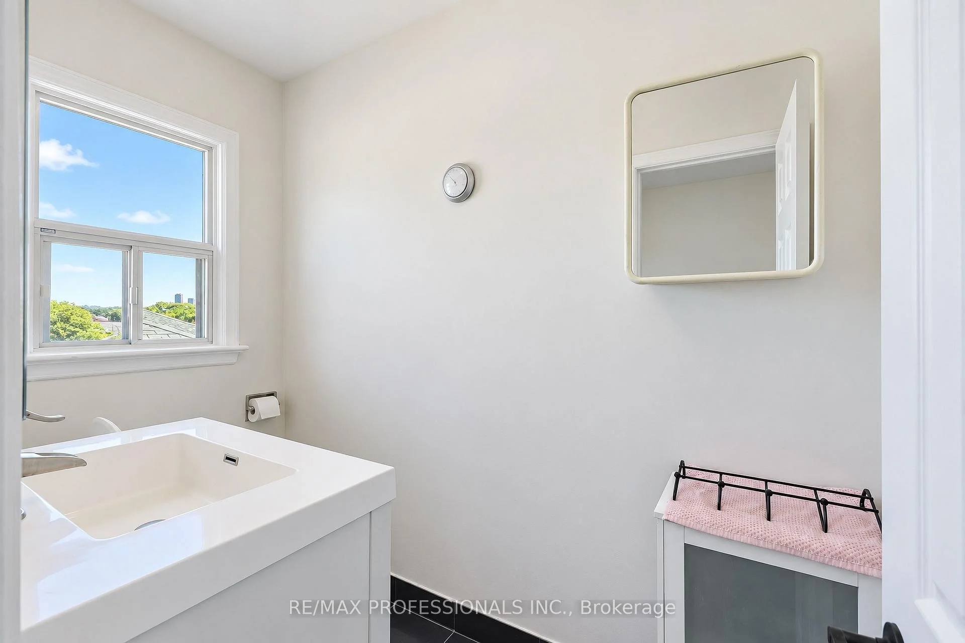 Photo 37 of Unit Main, 145 Yorkview Drive, Etobicoke, Stonegate-Queensway — HOMEH