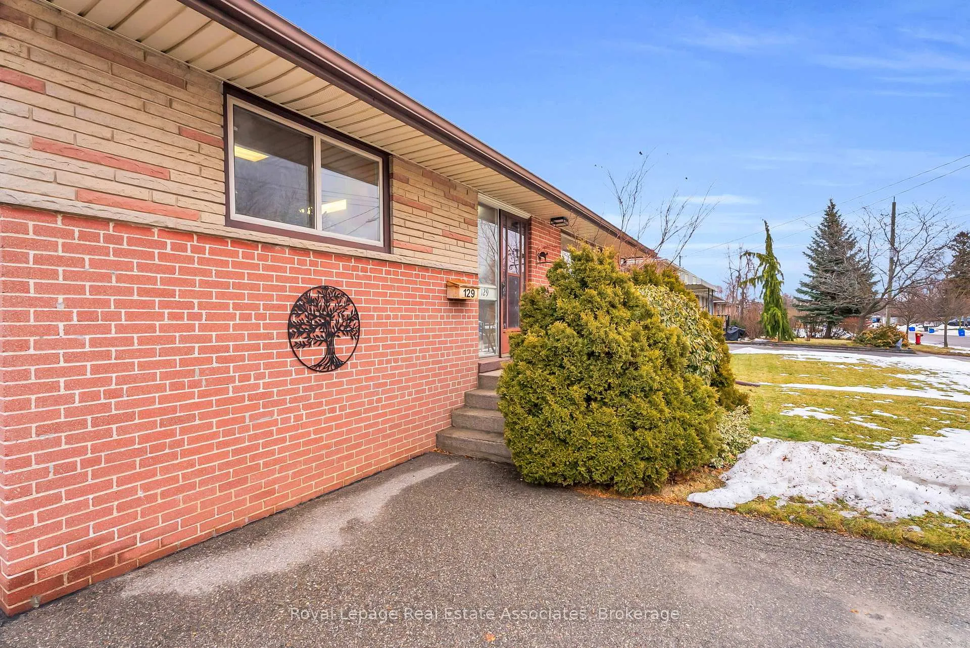 Photo 2 of 129 Raylawn Crescent, Halton Hills, Georgetown — HOMEH