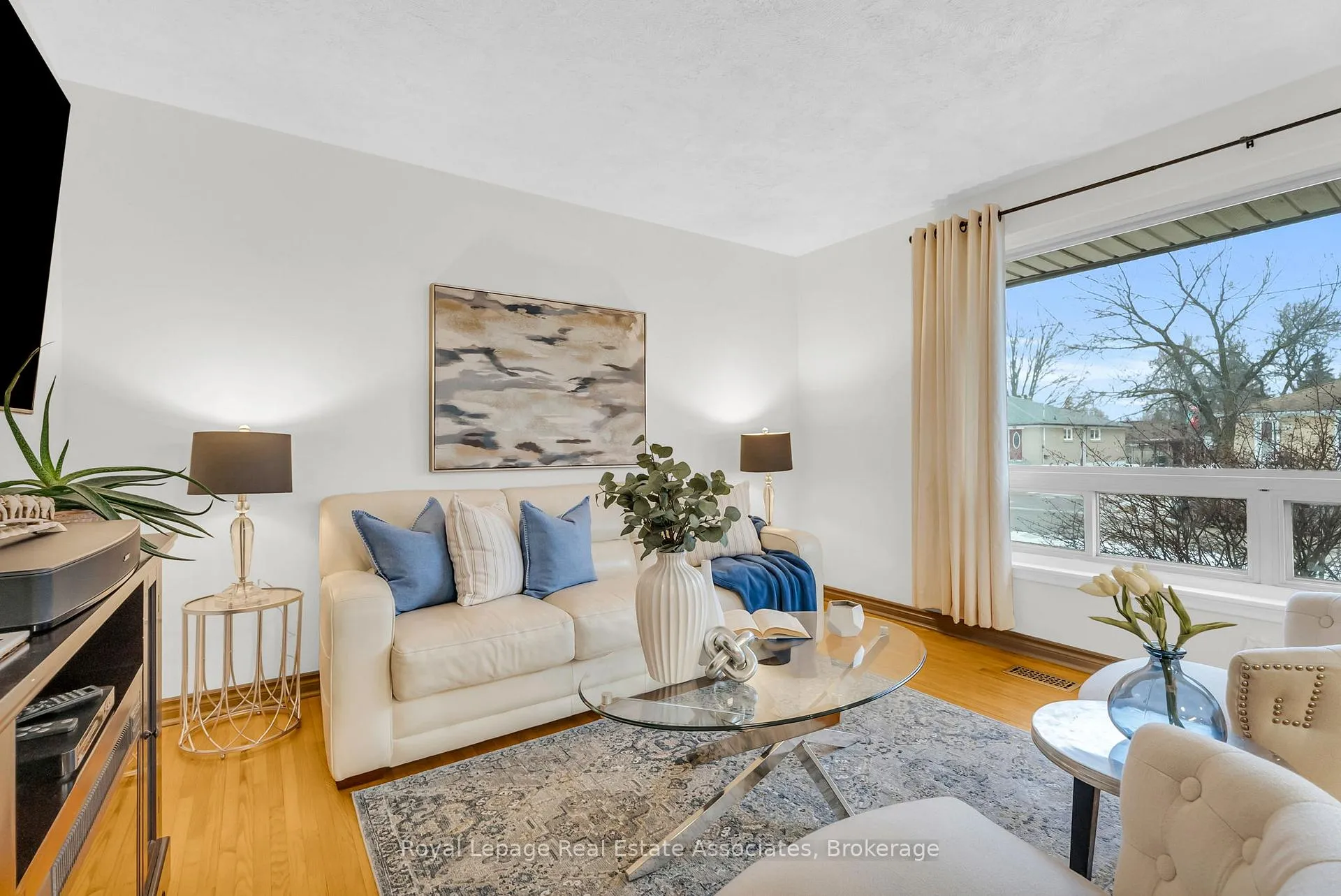 Photo 5 of 129 Raylawn Crescent, Halton Hills, Georgetown — HOMEH