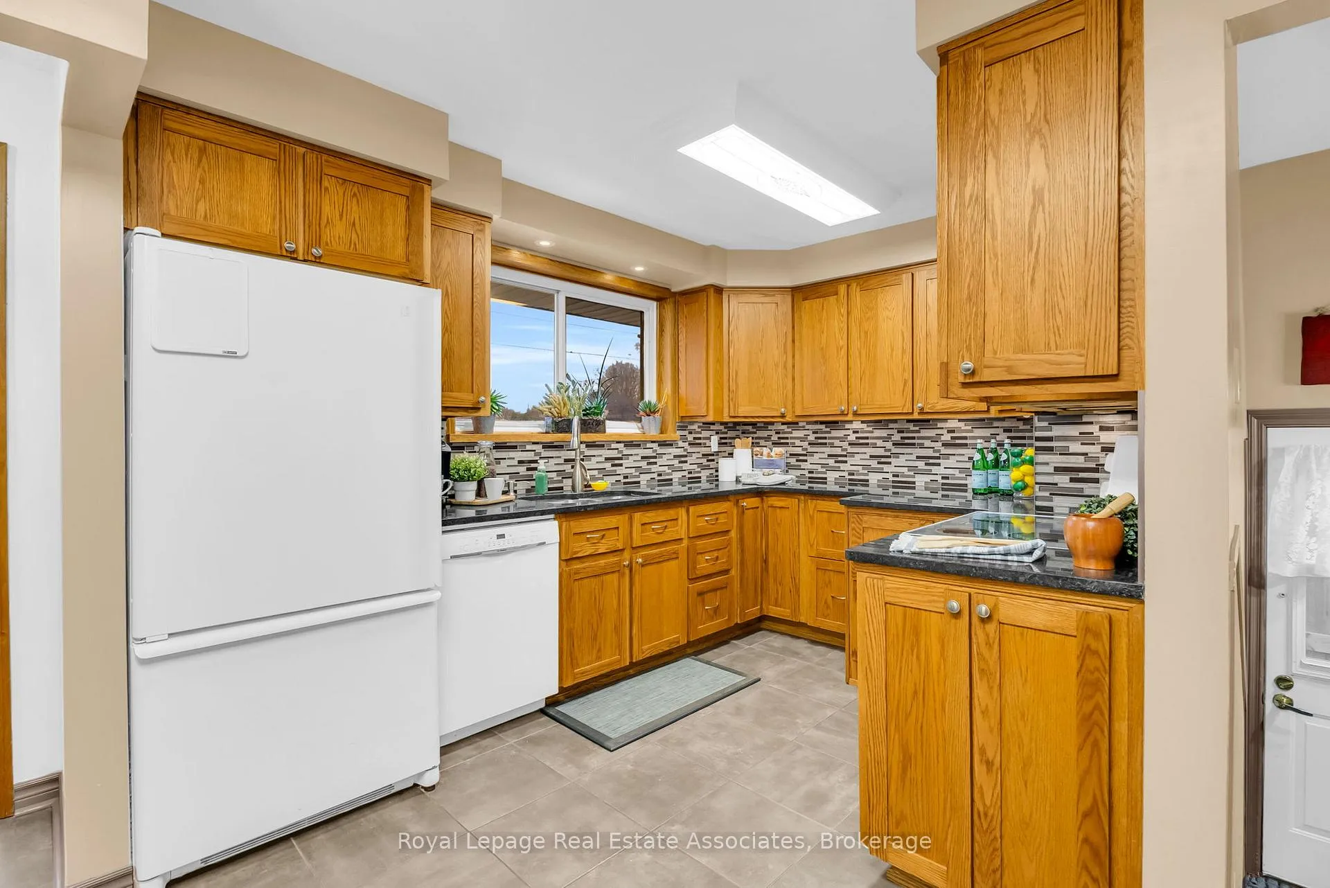 Photo 8 of 129 Raylawn Crescent, Halton Hills, Georgetown — HOMEH
