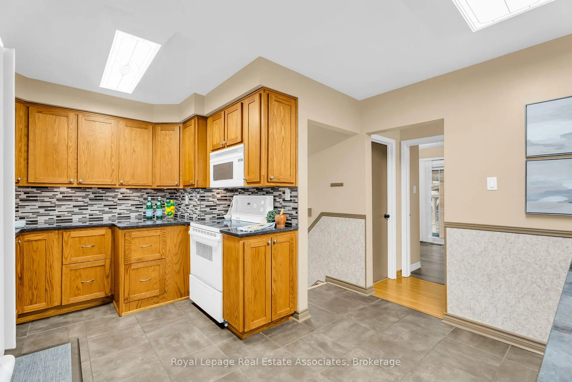 Photo 9 of 129 Raylawn Crescent, Halton Hills, Georgetown — HOMEH