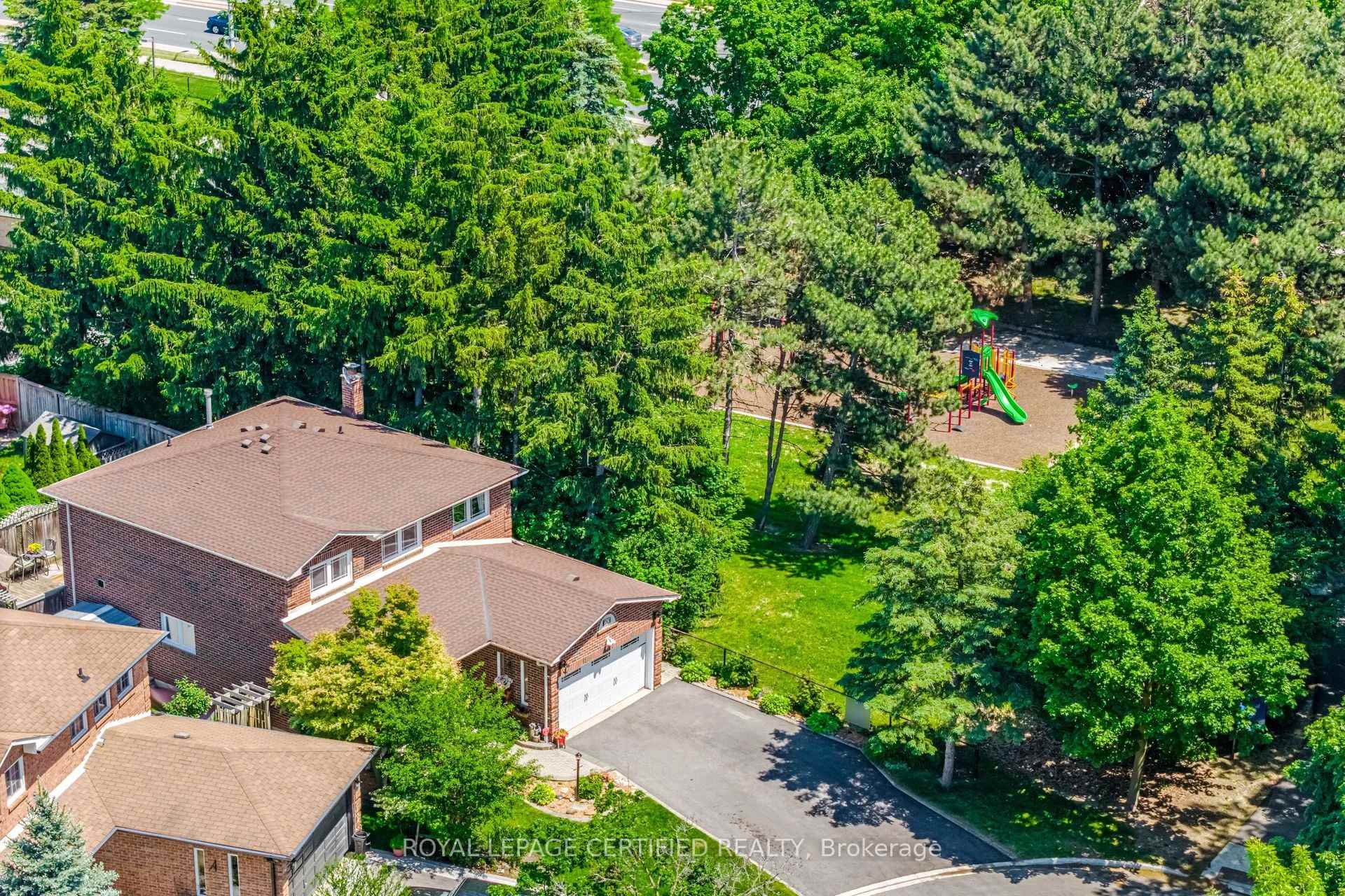 Photo 3 of 20 Burnley Place, Brampton, Heart Lake West — HOMEH