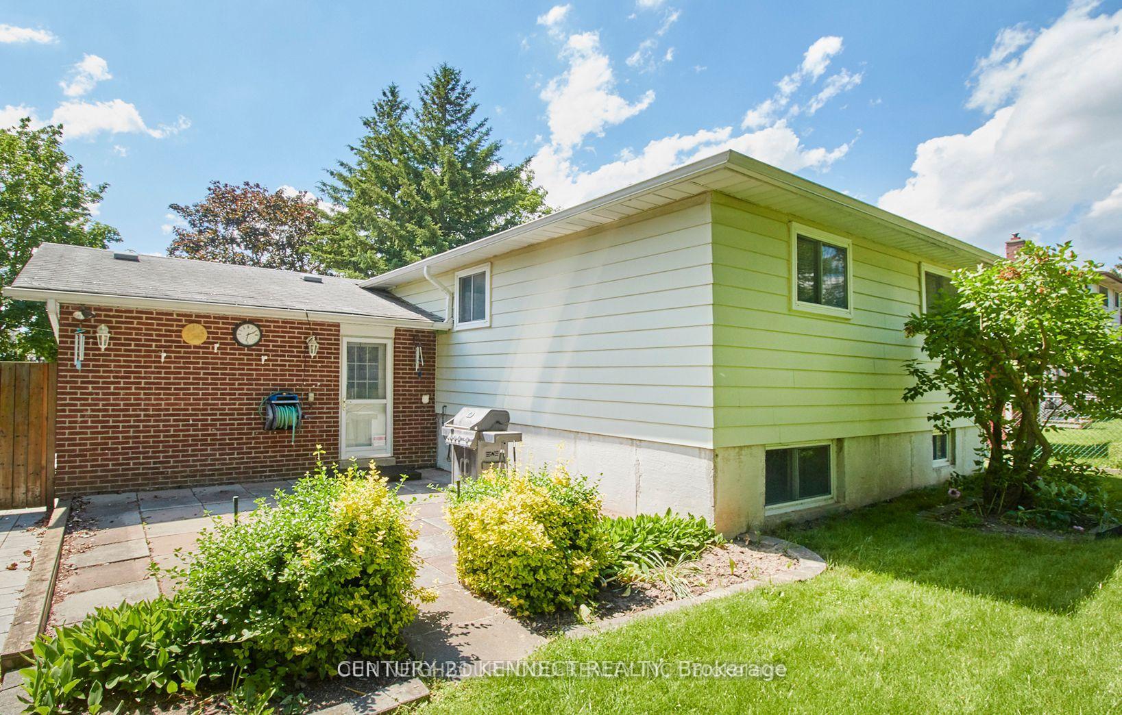 Photo 11 of 715 Waverly Street N, Oshawa, Northglen — HOMEH