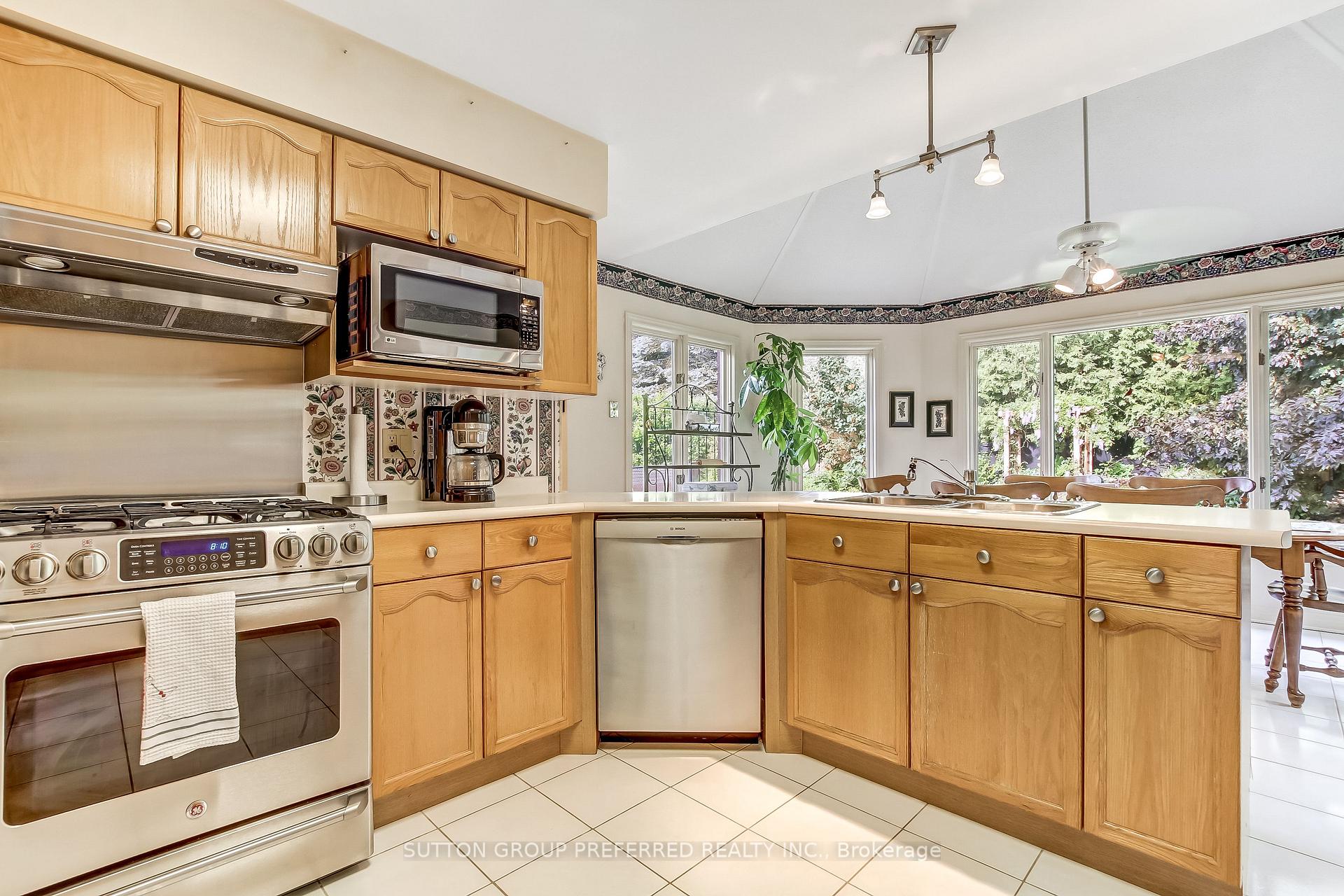 Photo 12 of 462 Ambleside Drive, London, North A — HOMEH