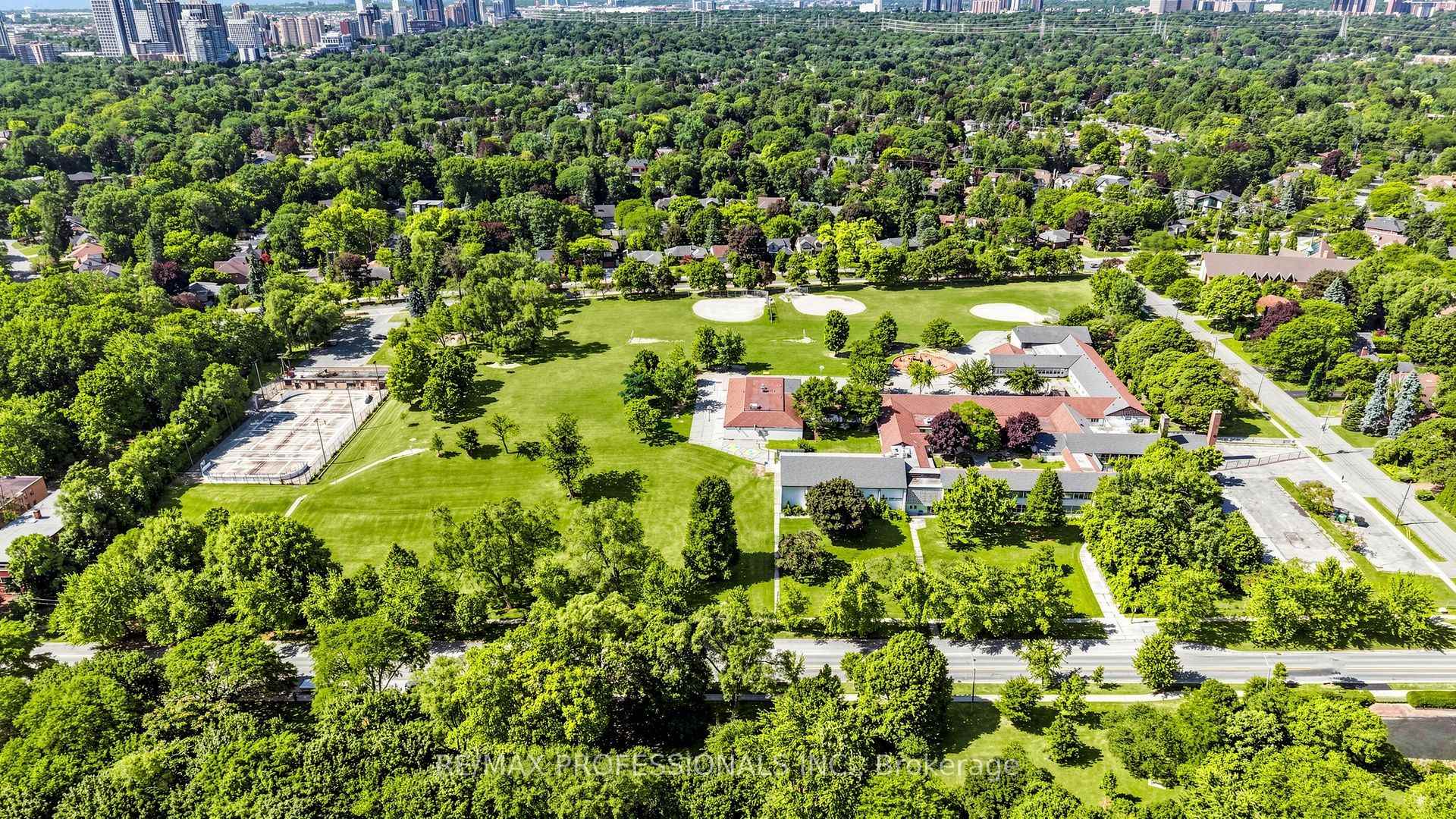 Photo 30 of 8 Southway Road, Etobicoke, Edenbridge-Humber Valley — HOMEH