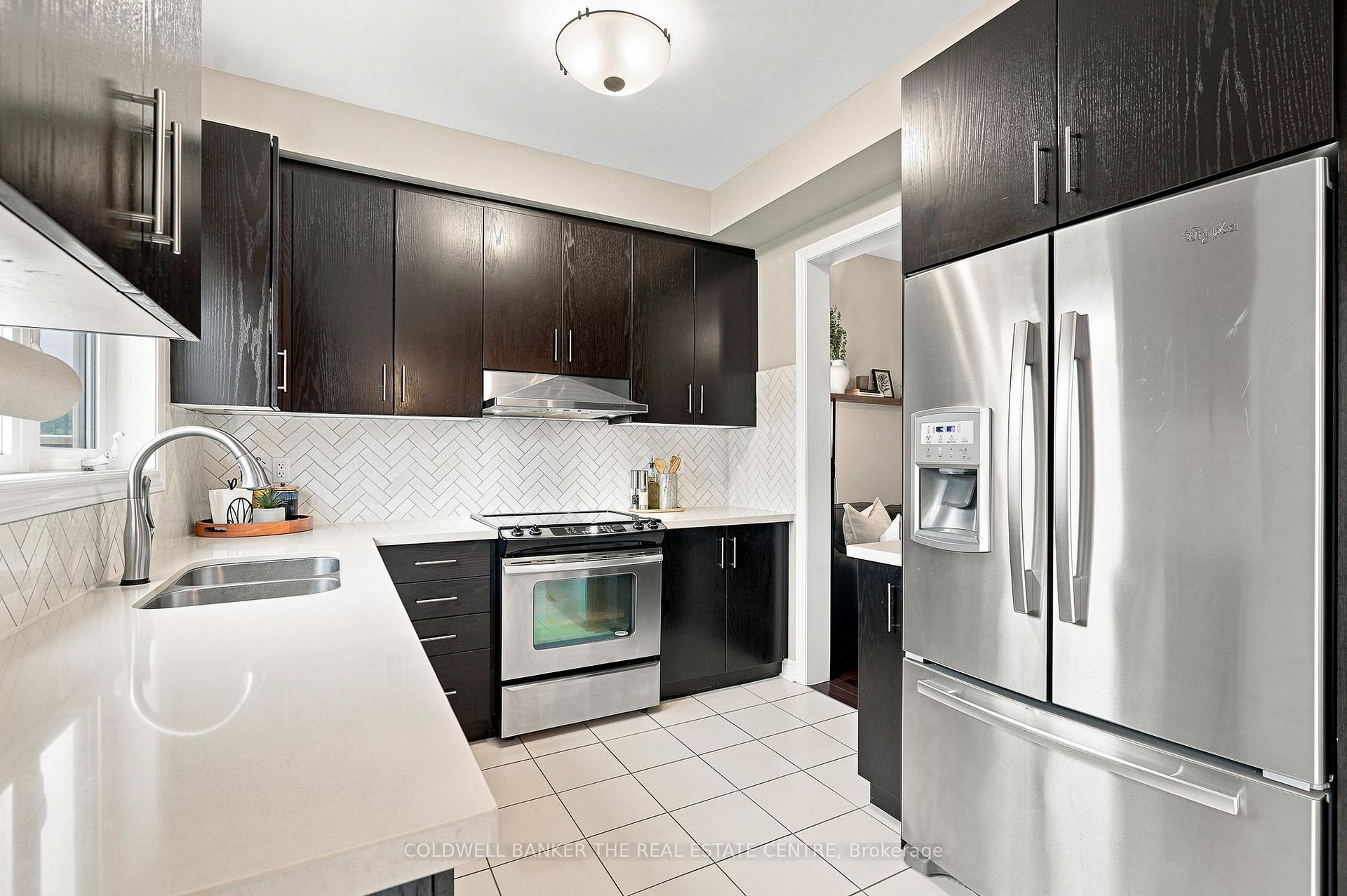 Photo 10 of 46 Pearcey Crescent, Barrie, Bayfield — HOMEH