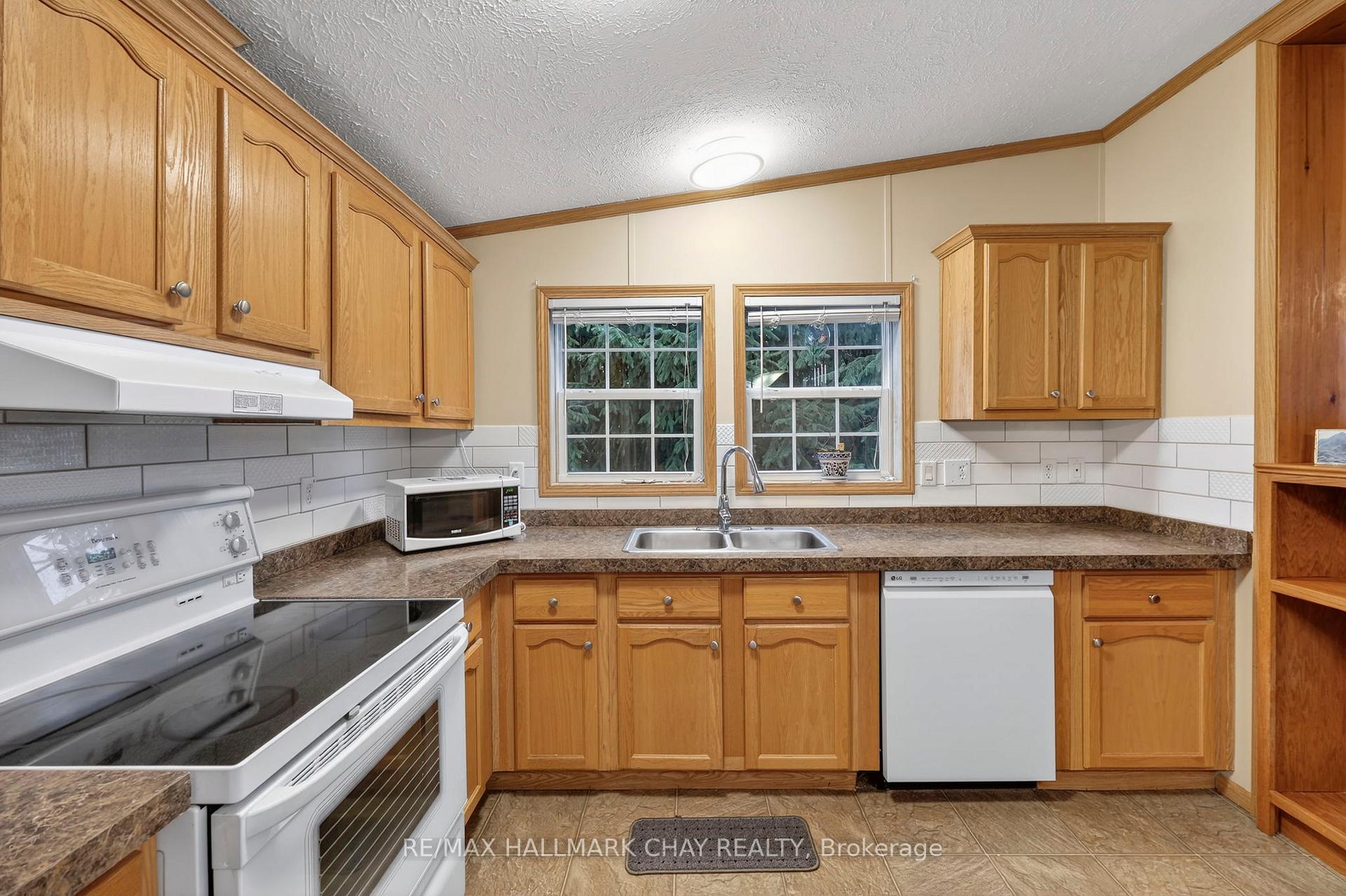 Photo 10 of 3 Illinois Crescent, Wasaga Beach — HOMEH