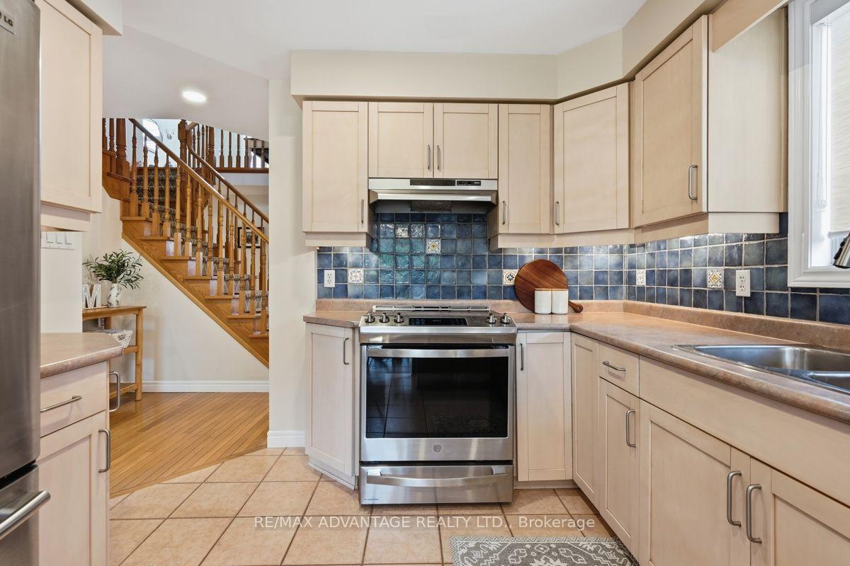 Photo 4 of 831 Crestview Crescent, London, South L — HOMEH