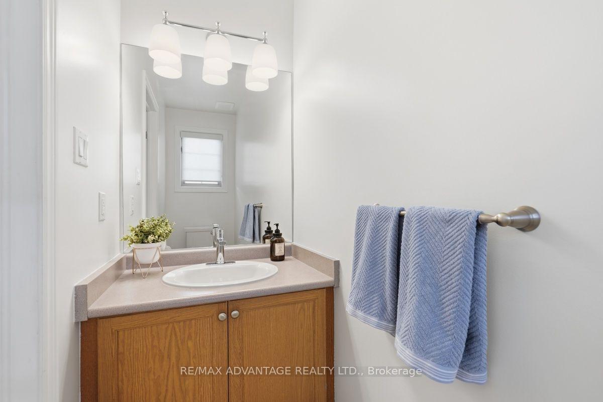 Photo 7 of 831 Crestview Crescent, London, South L — HOMEH