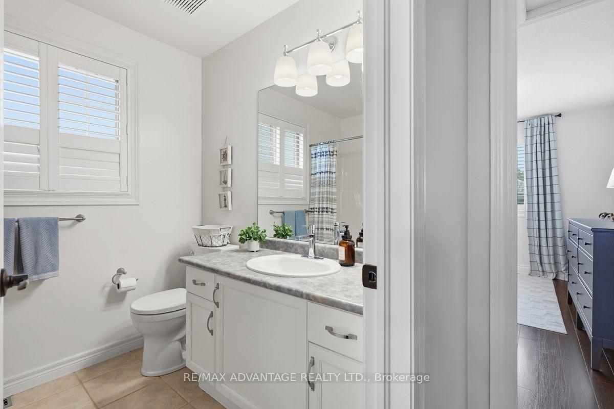 Photo 11 of 831 Crestview Crescent, London, South L — HOMEH