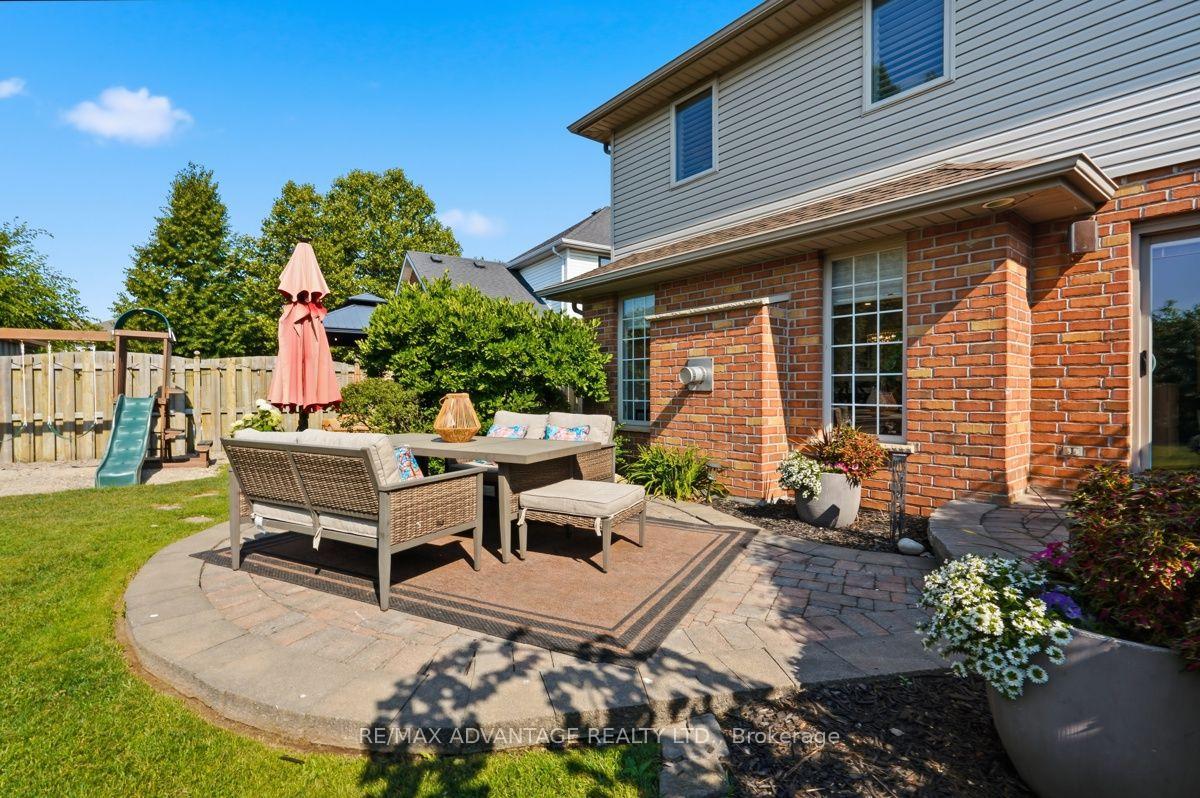 Photo 23 of 831 Crestview Crescent, London, South L — HOMEH
