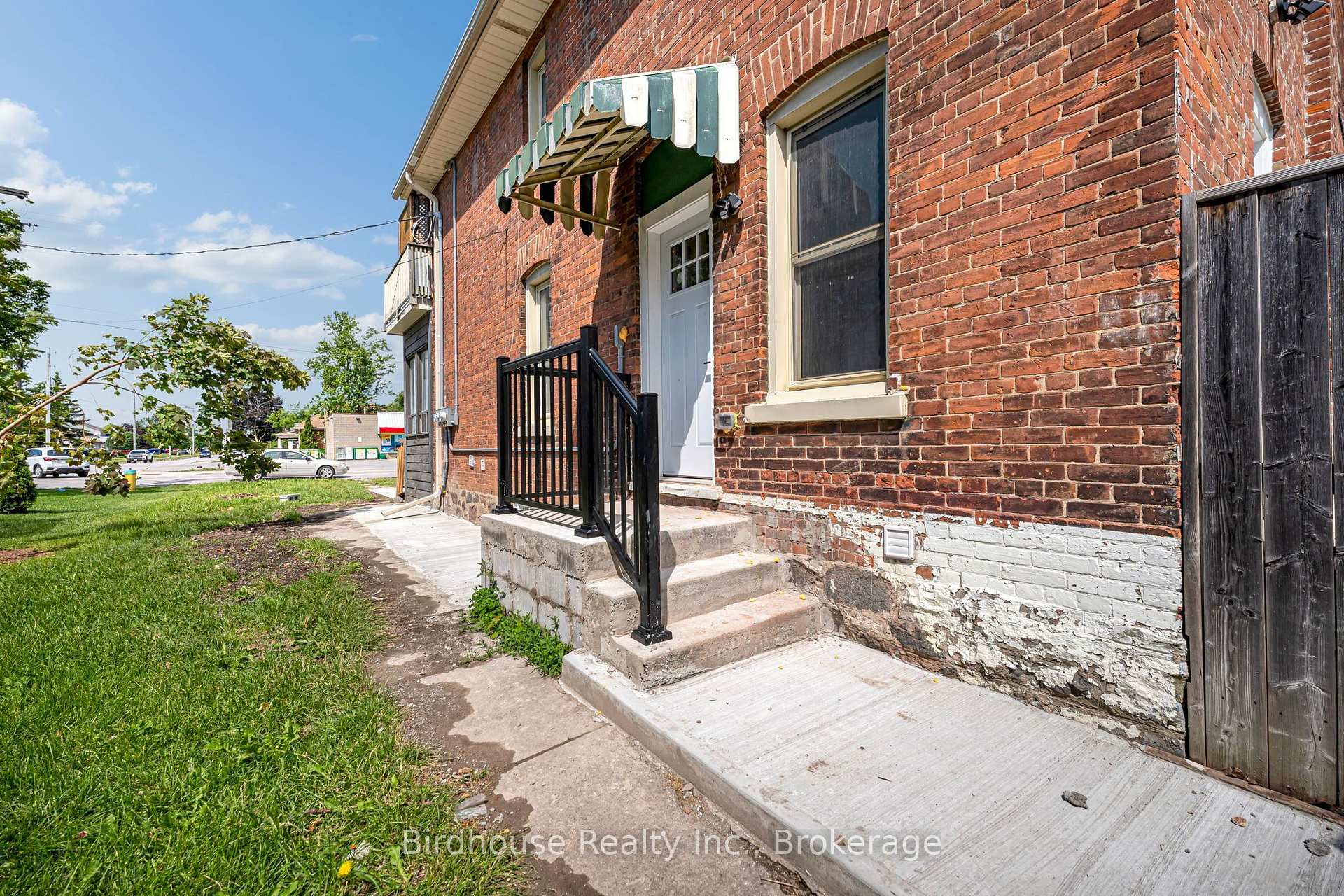 Front of 108 Lindsay Street S