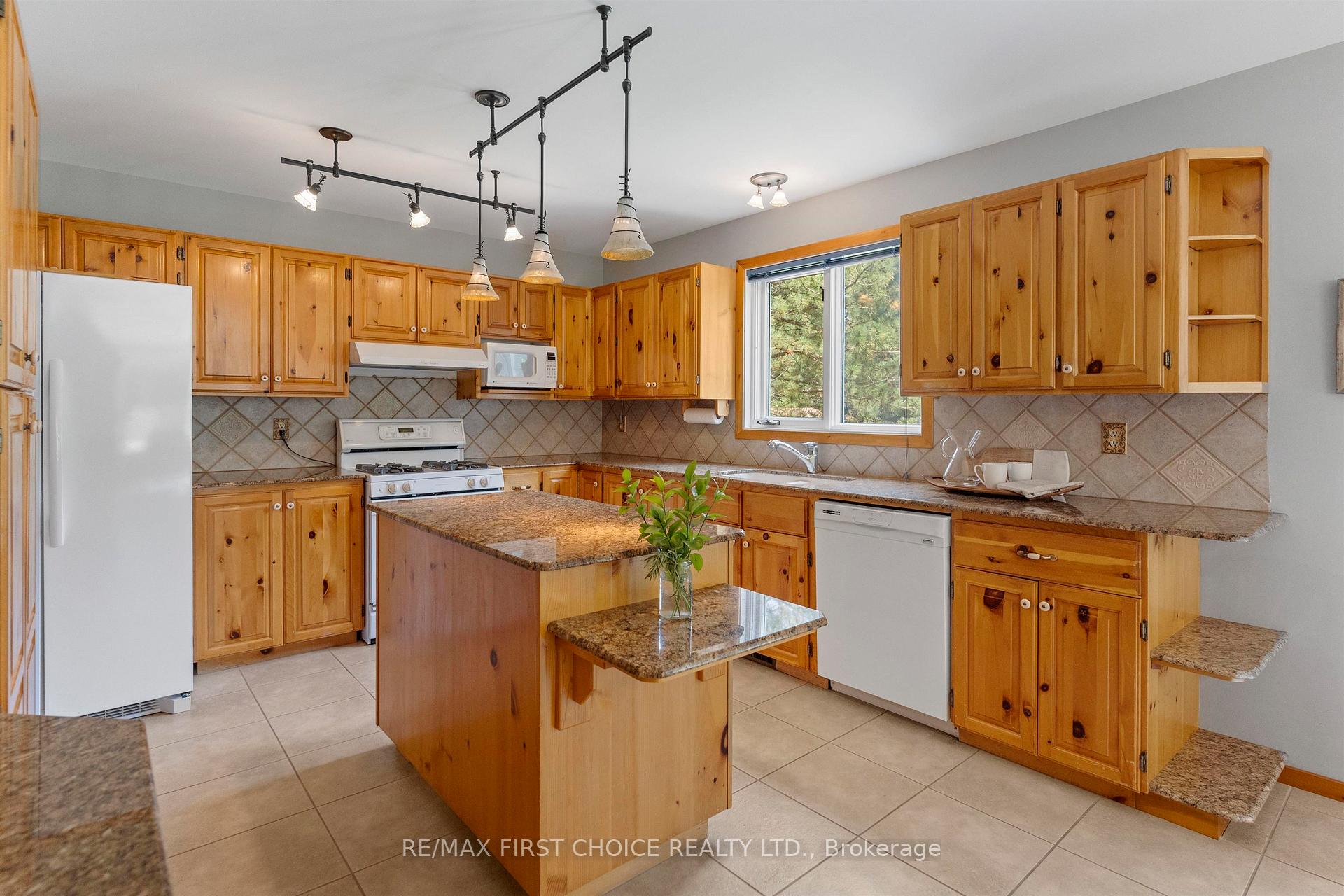 Photo 10 of 4306 Oak Heights Place, Thunder Bay, Mountain Road — HOMEH